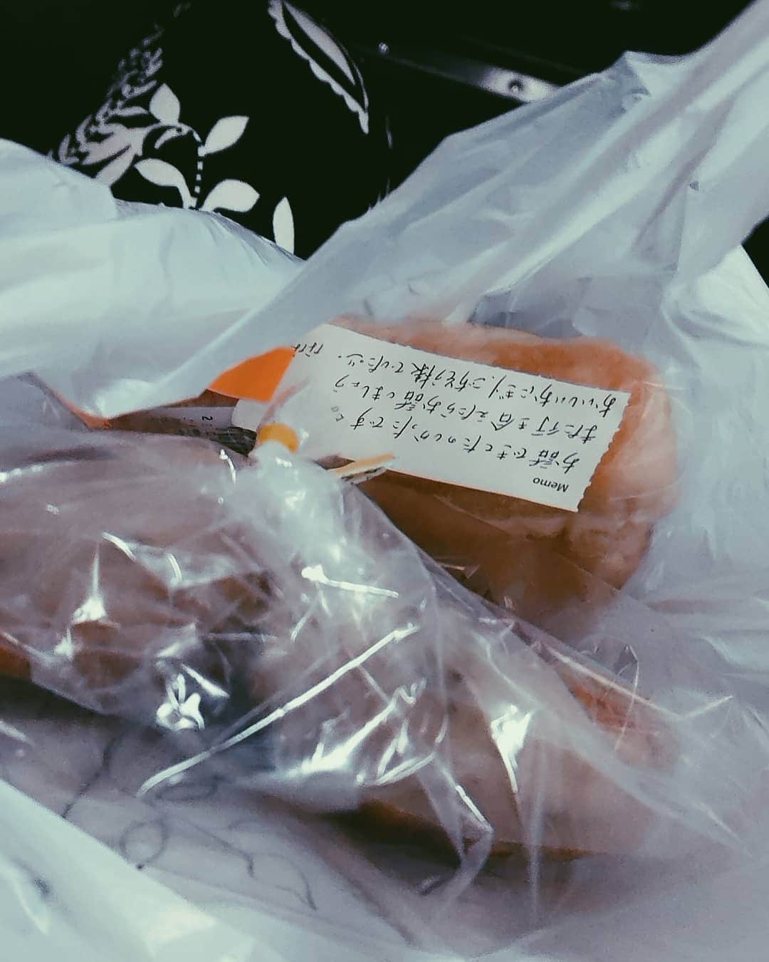 のインスタグラム：「． ． ． 高速バスの中、普段より混んでました。 いつもは誰もいない隣席には、かわいらしいおばちゃん。 見知らぬ私に優しい声で気さくに話しかけてくれて どこか自分のおばちゃんとまた話してるようで、懐かしい。 「今日は話し相手が居て楽しい」と。 いつもスマホを見て寝てるバスの中の変化、私も同じなんです。 . 手作りの小さなおにぎりとお漬け物をくれて一緒にいただきました。 本当優しい味。 横浜の昔話や、楽しそうに孫の話をしてくれてる中、足腰を悪くしてるおばちゃんは杖を見ながら 「一人で来るには、もう限界かな」 なんて呟く。 . バスから休憩場所は一緒に寄り添い行き来し、付き添ってくれたお礼に何か飲み物をと小さく折った千円札を手渡し、お気持ちで十分ですと伝えましたが、これ以上断るのは失礼かと思いお茶を買っていただきました。 それでも申し訳ないのに、そのお釣りは何かの足しにと。 . 無事到着後、バスの中で食べようと思ってた地元の大好きな牛乳パンやら黒酢やら袋ごと渡した。  お気をつけてと無意識に手を握ってた。 休憩で急いで書いた言葉だけじゃ足りなかったな。 . 隣に一緒に座れてよかったのは私の方です。 またいつか一緒にいろんなお話したいです。 そして今度は頂いたお釣りを手に、おばちゃんに飲み物を買おう。 . . これから帰るときのバスの中 きっと私はおばちゃんを探してしまうだろな。 . . いつも見てくださる方には、文才ないし諸事情で申し訳ないですが また会いたいから記録。 . . . そして、ただいま！ ． ． #渡す前にひっそり思い出残す #急いで書いた字の下手さ #移動中の出来事」