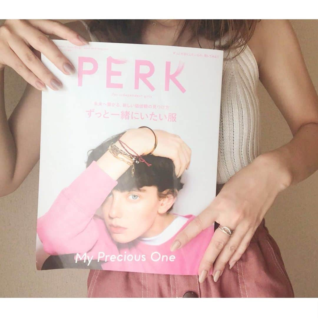 保科真紀さんのインスタグラム写真 - (保科真紀Instagram)「.﻿ 8/10発売✨﻿ PERK９月号﻿ 92.93P 担当させて頂きました﻿ ﻿ 顔まわりのおくれ毛やうぶ毛遊びが大好きなので、ファッションに合うように﻿ なるべくシンプルに提案させて頂きました。﻿ とても素敵なページになりました✨﻿ 是非ご覧下さい‼️﻿ こんなにオシャレな雑誌に載せて頂けるなんて光栄です！ありがとうございました🙇‍♀️﻿ ﻿ @perkmagazine ﻿ @mode_compass_new_expression ﻿ #perk#magazine ﻿ #hair#shooting ﻿ ﻿ ﻿」8月12日 13時14分 - uka_makihoshina