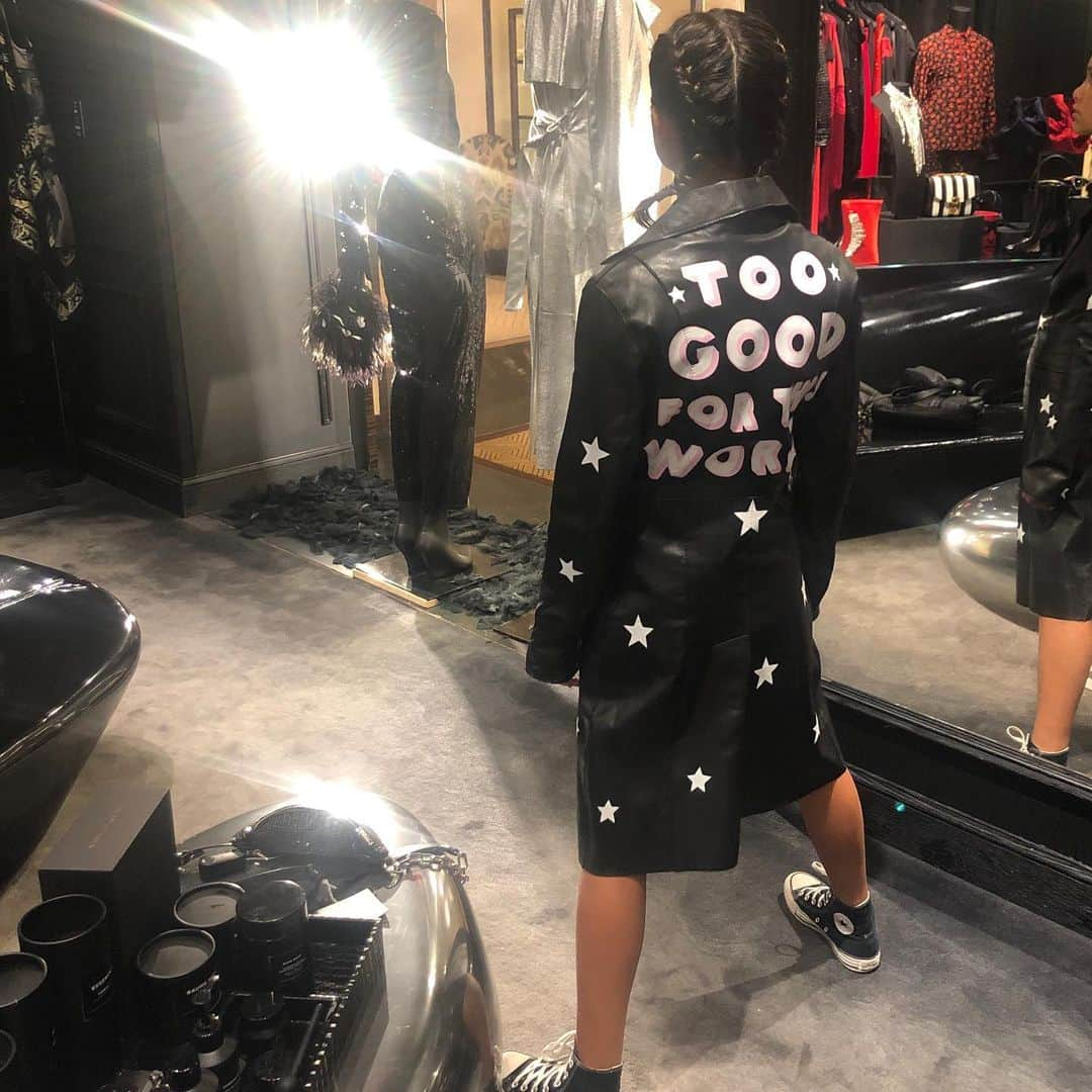 コンスタンス・マリーさんのインスタグラム写真 - (コンスタンス・マリーInstagram)「Like mother like daughter!!! Funky Eclectic Fashion is Fun! ✨🌟💫✨ #NOIR #BergdorfGoodman! #SundayFunday」8月12日 13時15分 - goconstance