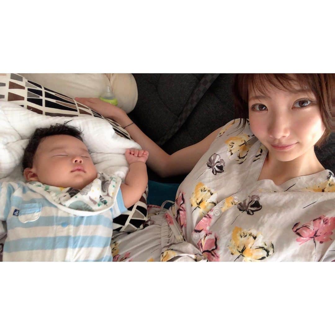 村本れいさんのインスタグラム写真 - (村本れいInstagram)「﻿ ﻿ お出かけしようとしたら﻿ 熟睡モード﻿ ﻿ ﻿ 膝の上で寝てるから﻿ 動けないし﻿ ﻿ 可愛いから起こせない﻿ ﻿ ﻿ ﻿ 出かけようと﻿ エアコン消したから部屋の温度上昇中 🙃﻿ ﻿ ﻿ ﻿ #赤ちゃんのいる生活﻿ #ママスタグラム﻿ #親バカ部ig_baby  #まますたぐらむ  #親バカ部﻿ #ママコーデ #ママコーデプチプラ」8月12日 13時17分 - raymuramoto