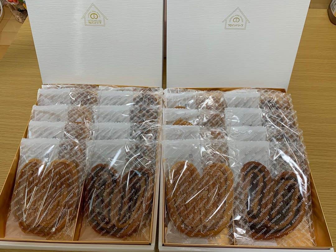 かこさんのインスタグラム写真 - (かこInstagram)「視聴者さんから頂いた洋菓子が美味しすぎた😭❤️感動しながら食した。幸せやった。 ありがとうございます😭❤️ #頂き物 #神戸 #洋菓子」8月12日 13時27分 - harapeko__kako