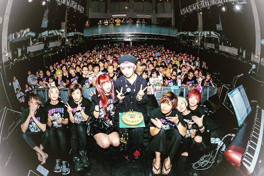 澁谷梓希さんのインスタグラム写真 - (澁谷梓希Instagram)「. . Thank you for celebrating my Birthday with me ~ ~😭！ . 生バンドでお届けするソロライヴ#ViVASHER  アフターパーティのDJイベント #GCWMH . どちらも本当に幸せな時間でした。 . 昨年に引き続き、バンドライヴをやらせていただきまして １回目を超えるものを作らなきゃというプレッシャーにも 無事勝つことができました。よっしゃー . 正直歌うことは得意じゃないし、 超絶歌唱力があるわけでもないけど 言葉を目の前にいる君達に伝えたくて 歌を通して会話ができればいいなぁって… そんな気持ちでライヴをしました。 . 今回は衣装も頑張って作りました。 やれば出来ちゃう(すぐ壊したけど) . "やってみないとわからないことを はじめから出来ないなんて言わない" . をテーマに、 今回は全力で制作活動もしました。 . 作る予定ではなかった 登場SEやOP映像などもやったり とにかく作りまくった1ヶ月。 . 焦りもしたし、上手く表現出来なくて めちゃくちゃ自分に腹を立てた時もあった . だけど、そんな時間も こうしてステキな瞬間に繋がるから なんの苦でもないし あー、また成長しちゃったなぁ~って 思ってしまう自分がいる（笑） . バンドメンバーが、昨年よりも一丸となって 初めて入ってくれた、Pfのこまんくんも 速攻馴染んでYDと奇跡的に仲良くなってました笑 . 素敵な演奏をしてくれたバンドメンバーには 本当に感謝してます。心からありがとう。 . ________ Gt. @hoto_d  Gt. @akiji_akj  Ba. okamu. Pf. @pianokoman  Dr. @kabukin536  Mp. @8810_marvel ________ . . そしてDJイベントでは 私の尊敬する人達をお呼びしました。 . ただただ私が楽しいだけの空間のはずが みんなも楽しんでくれてたのが 最高に嬉しかったです。 . 半分以上がDJイベントが初めてだったのに あの盛り上がり方は素晴らしいと思いました。 クラップも完璧だし、高BPMだったのにもかかわらず しっかりついてこれてて、本当に初めてか？って。笑 . ぜひ、これを機にクラブ現場に遊びに行ってほしいし みんなが出会えなかった素敵な音楽に たくさん触れて欲しいなって思います。 . 先入観や想像で物事を判断するより 実際に自分のカラダで感じて 合う合わないを感じたほうが 人生がより楽しくなるます。 . お世話になってるmotsuさんも 観に来てくださったのですが 私のDJ SETに興味持ってくれてました笑 . あ、VJとさて出演してくれてた せがわそらくんのオトンがmotsuさんね！笑 . 出演してくれたDJ、VJさん ありがとうございました！ . スクセバさんと写真撮り忘れた😭 . .________ DJ @toriena  @cametek_  @y_yuce_e  VJ @s01a____  @screen.saver.nal  ________ . . 打ち上げしてたら、珍しくYD筆頭に 来年はさらにキャパ上げて開催してほしいと 言われてしまって嬉しい反面悩み中 . キャパが広くなると、みんなが遠く感じるし そもそも埋まるのかわからない。とても不安。 . でも、バンドメンバーがそう言ってくれて とっても嬉しかったです。 このメンバーとは４０歳くらいになっても バンドをやりたいですね。 メンバーのカラダが心配だ。。笑 . では、またどこかでお会いしましょう。 . メッセージカードは、虹会の動画日記で 感謝のお言葉をお伝えさせていただきますので 少々お待ちくださいませ(*'д`*)！ . ありがとうね。 . あーーーー！やりきったーーーー！ ２６歳は自由ダーーーーー！！！！ 私は音楽が何よりも誰よりも好き。 . よーし、海外いきまくろっと。 . #birthday #djlive #dj #japanesegirl #band #live #music #shibuya #entertainment #lovemusic #thankful」8月12日 13時20分 - azk_s811