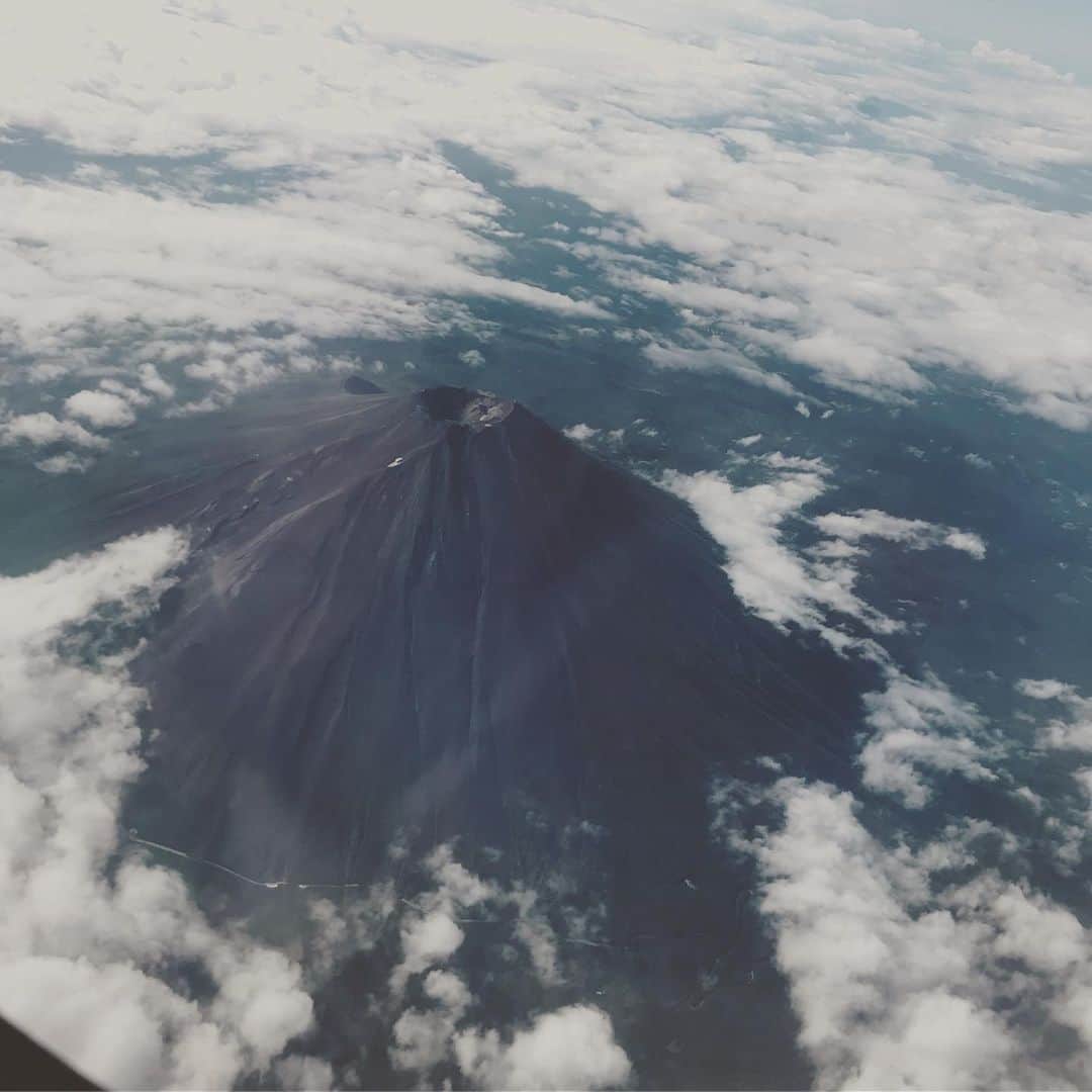 ミラクルひかるさんのインスタグラム写真 - (ミラクルひかるInstagram)「せっかくだから今日大分県に行く途中、スターフライヤーから見えた全裸、全剃り、◯見え💦❤️富士山を！」8月12日 13時26分 - miracle_hikaru_official