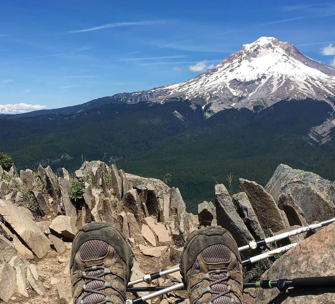 アメリカ大使館さんのインスタグラム写真 - (アメリカ大使館Instagram)「🎌山の日(8月12日) Mt. Hoodはオレゴン州のポートランドから車で1時間半で行けるオレゴン州内で1番高い山🏔 日本人や日系人の間では、この山をオレゴン富士🗻とも呼ばれているんだとか。 キャンプ🏕やハイキング🥾にも良い場所ですよ〜 . #us #usa #america #oregon #portland #mthood #westcoast #bluesky #camping #hiking #holiday #studyabroad #livinginamerica #アメリカ #留学 #海外生活 #山の日 #青空 #キャンプ #自然 #山 #富士山 #火山 #アウトドア #西海岸 #ポートランド #オレゴン #gresham #夏休み」8月12日 13時27分 - usembassytokyo