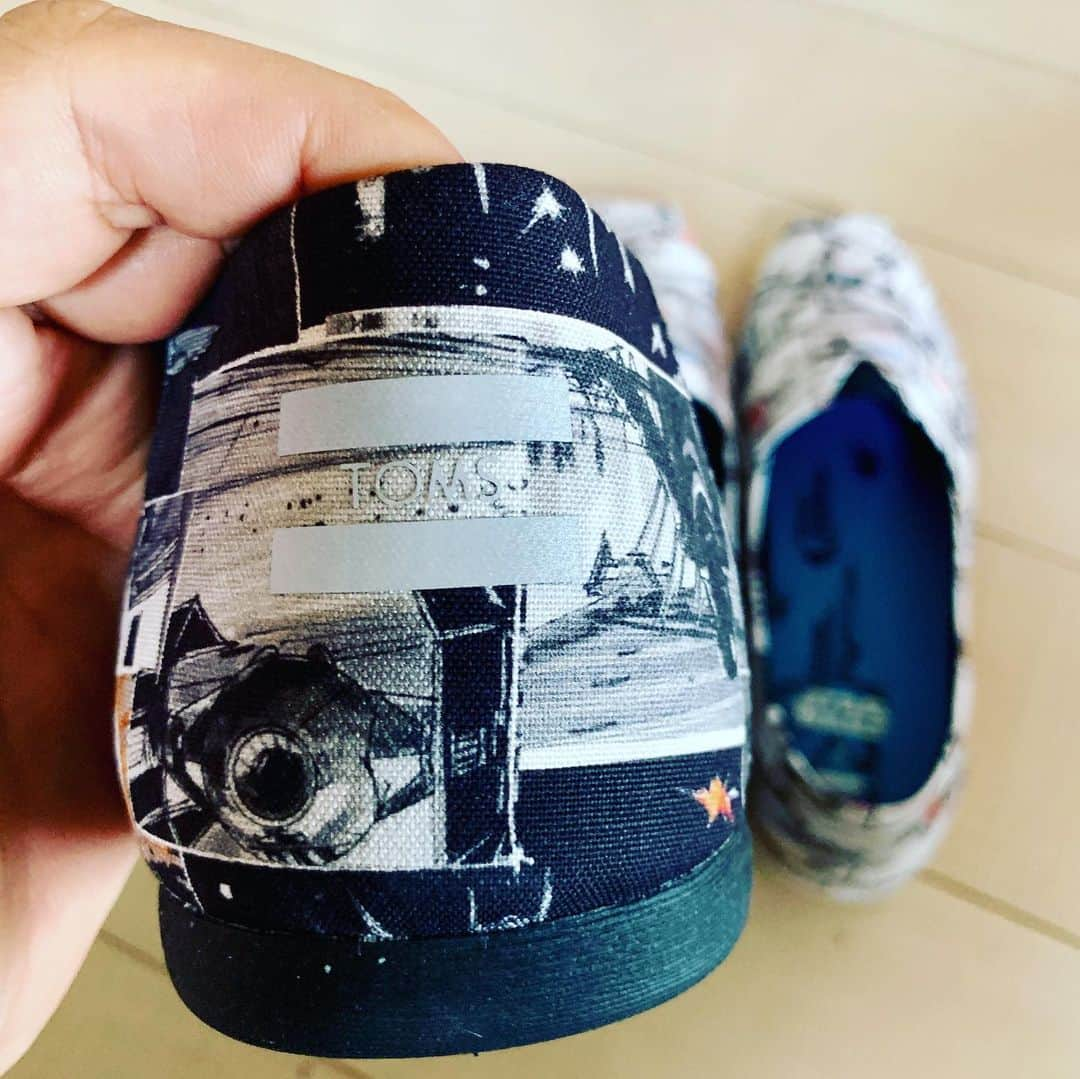 Saschaさんのインスタグラム写真 - (SaschaInstagram)「#スターウォーズシューズ #TOMS の #スターウォーズ シューズがカッコよくて支援にもなるので気に入ってます！シューズに #starwars のキャラやシーンをモチーフにした絵柄が入っていて、履いているだけで色々なシーンを思い出します！しかも買うと助けを必要としている人たちへの支援にもなるんです！袋もコミックのシーンのコラージュでおしゃれ！」8月12日 13時36分 - sascha348