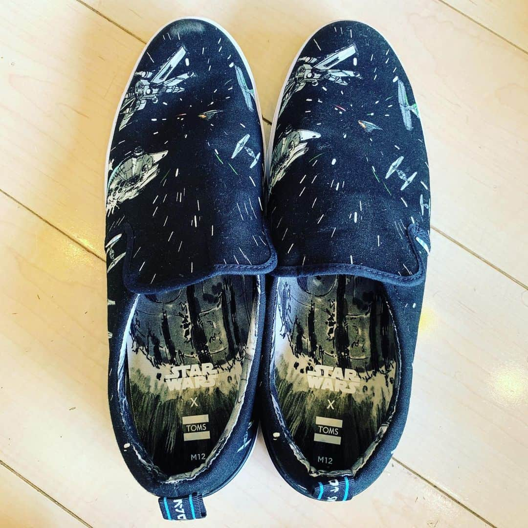 Saschaさんのインスタグラム写真 - (SaschaInstagram)「#スターウォーズシューズ #TOMS の #スターウォーズ シューズがカッコよくて支援にもなるので気に入ってます！シューズに #starwars のキャラやシーンをモチーフにした絵柄が入っていて、履いているだけで色々なシーンを思い出します！しかも買うと助けを必要としている人たちへの支援にもなるんです！袋もコミックのシーンのコラージュでおしゃれ！」8月12日 13時36分 - sascha348