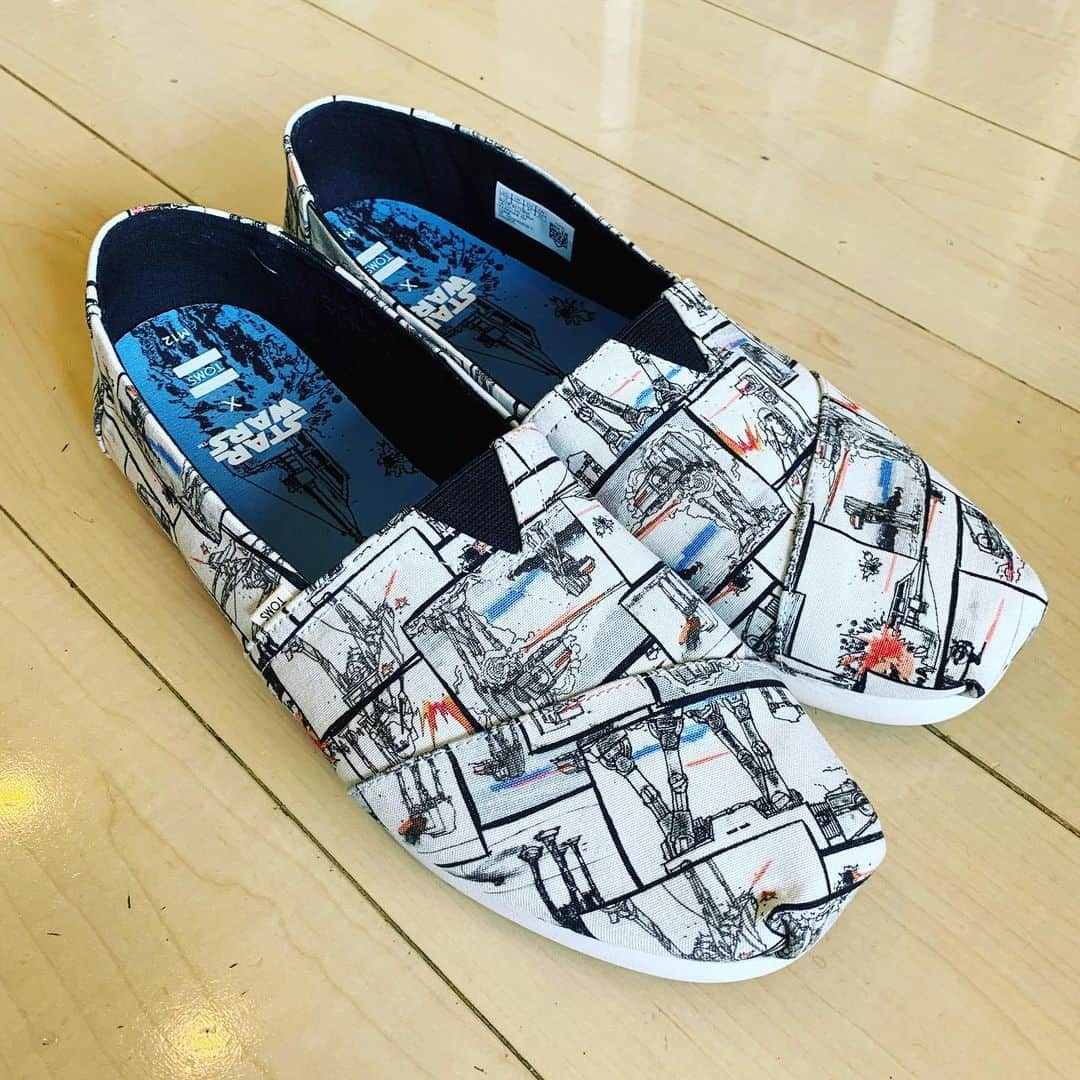 Saschaさんのインスタグラム写真 - (SaschaInstagram)「#スターウォーズシューズ #TOMS の #スターウォーズ シューズがカッコよくて支援にもなるので気に入ってます！シューズに #starwars のキャラやシーンをモチーフにした絵柄が入っていて、履いているだけで色々なシーンを思い出します！しかも買うと助けを必要としている人たちへの支援にもなるんです！袋もコミックのシーンのコラージュでおしゃれ！」8月12日 13時36分 - sascha348