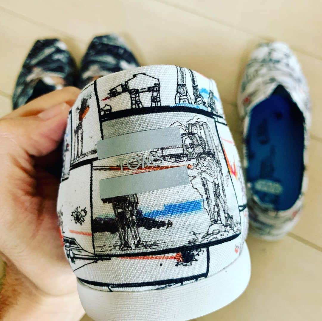 Saschaさんのインスタグラム写真 - (SaschaInstagram)「#スターウォーズシューズ #TOMS の #スターウォーズ シューズがカッコよくて支援にもなるので気に入ってます！シューズに #starwars のキャラやシーンをモチーフにした絵柄が入っていて、履いているだけで色々なシーンを思い出します！しかも買うと助けを必要としている人たちへの支援にもなるんです！袋もコミックのシーンのコラージュでおしゃれ！」8月12日 13時36分 - sascha348