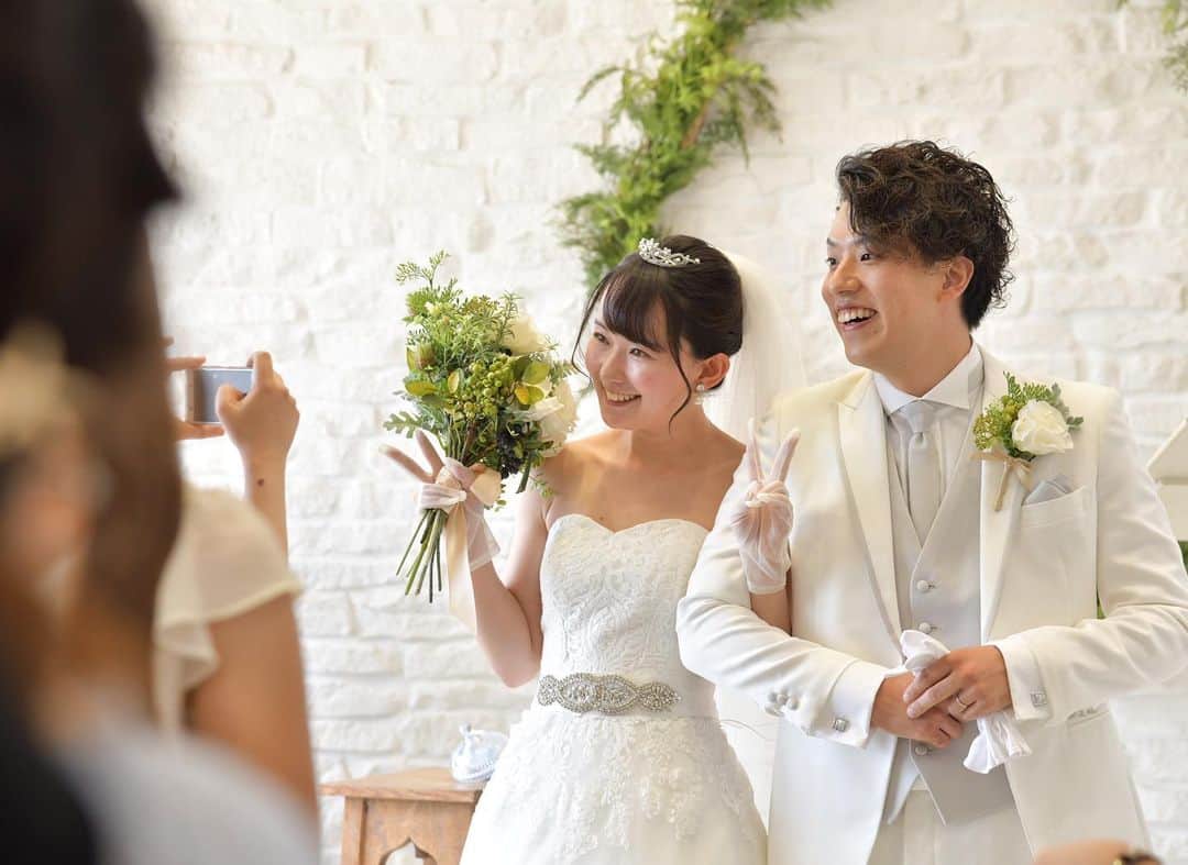 St.AQUA 東京の結婚式場 サンアクアチャペルさんのインスタグラム写真 - (St.AQUA 東京の結婚式場 サンアクアチャペルInstagram)「summer&sea . 夏と海をテーマに。 ゲストに誓う人前式を選んだお二人。 挙式の中でウエディングツリーを完成させました。 . . wedding date 2019.8.11 groom&bride H&A hair&makeup @ayumi.hm_aqua  planner Nao Orido . . #サンアクア #サンアクアチャペル #d_wedding #海の近くのウエディング #2019年夏婚 #2019年秋婚 #2019年冬婚 #挙式とお食事会 #船上パーティー #少人数ウエディング #ファミリーウエディング #ウエディングブーケ #会場コーディネート #家族婚 #家族挙式 #マタニティウエディング #パパママ婚  #ブライダルフェア #ウエディングドレス #ドレス試着 #結婚式場探し #式場探し #式場見学  #プレ花嫁 #2人挙式  #船上ウエディング #結婚式準備 #竹芝 #日本中のプレ花嫁さんと繋がりたい」8月12日 13時37分 - staquatakeshiba