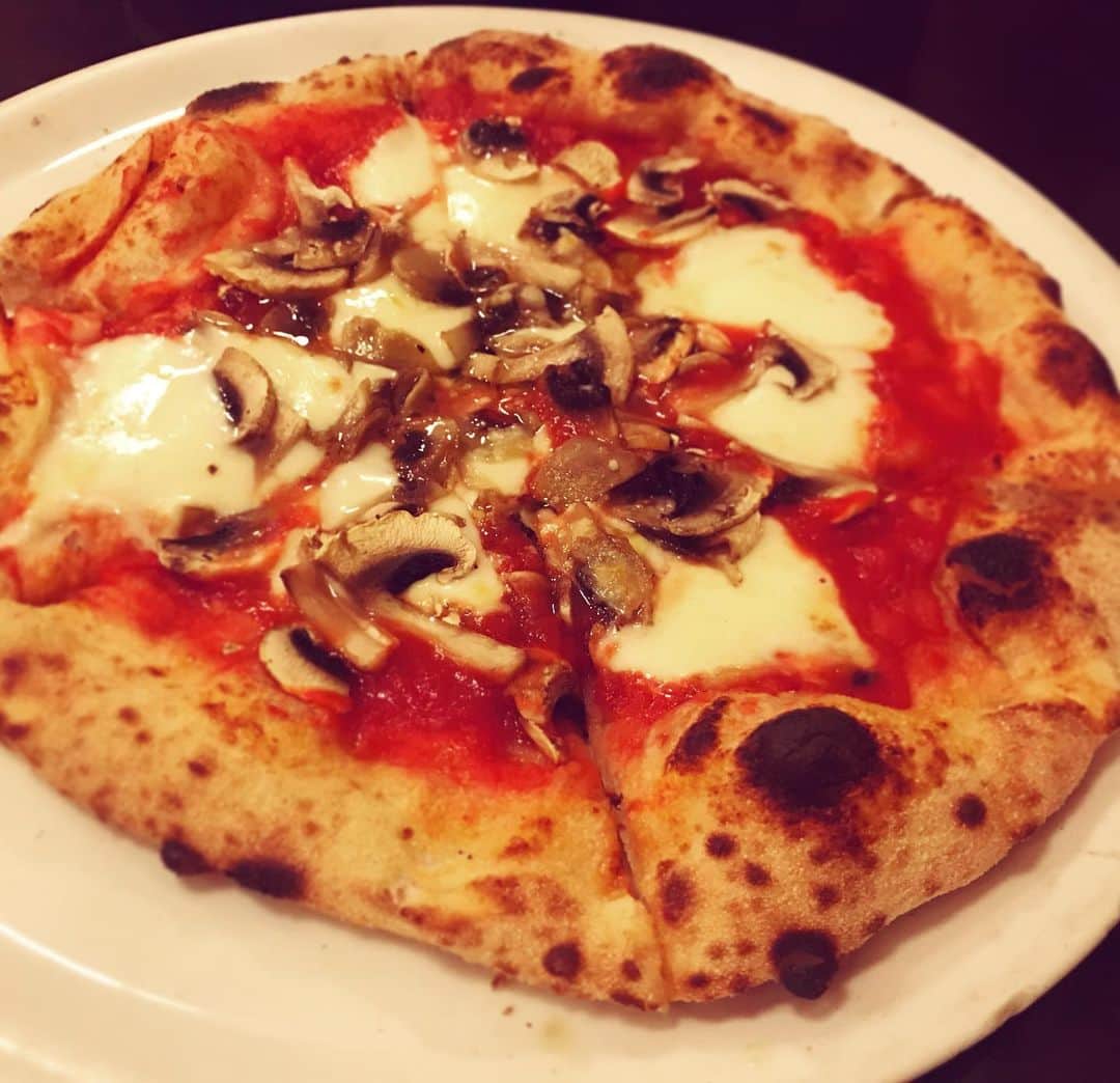 のインスタグラム：「フンギのピザ。三連休最終日はまったり、近所でランチ☺︎ . #italian  #pizza  #italianfood  #loveitaly  #lunchwine  #イタリア料理  #ランチワイン  #ピザ  #食べるの好きな人と繋がりたい  #ランチ  #休日ランチ  #まったり休日 #休日の過ごし方」