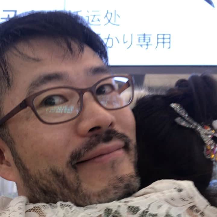 パク・キヨンのインスタグラム：「남편의 아르헨티나 출장 6주,,,대표님께 우리모녀를 부탁하고 떠난지 어언 4주,,,이제 2주 남았다! 가현이는 저렇게 안겨있다가 아빠를 보낼 마음의 준비가 안됐다면서 결국 공항이 떠나가라 엉엉울고ㅠㅠ 에그타르트로 겨우 달래 집으로 와서,,,일기를 쓰고 잠을 잘땐 또 아빠가 보고싶고 그립다면서 울어서 아빠 티셔츠를 안고 자라고 줬더니 티셔츠 끌어안고 또 한시간 울고😭😭😭 남편 티셔츠 한 번 빨았다가 아빠 냄새 없어졌다고 딸냄한테 엄청 혼남😓 당장 아르헨티나로 가고 싶다고 떼쓰는 나날들,,,이지만, 대표님의 보호로 즐거운 여름 방학을 보내고 계시겠다.  물놀이, 물놀이, 또 물놀이,,,시간아 어서가라,,,통화할때마다 둘이 어찌나 애틋한지 내가 끼어들 틈이 없다는 게 쫌 그렇지만 뭐,,,괜찮다...괜찮나..? 괜찮지 그럼,,,😌🥰💜 #공항배웅✈️ #아빠는출장중✈」