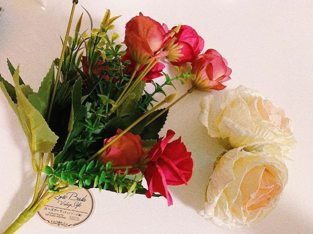 のインスタグラム：「髪飾りに使ったお花たち💐 . 100円ショップでお花&ピン&接着剤で400円🤫笑 裏の安易感すごいけど付けたら割と可愛かった、、❤︎笑 . . #見せようとしたら落とした #ハンドメイド」