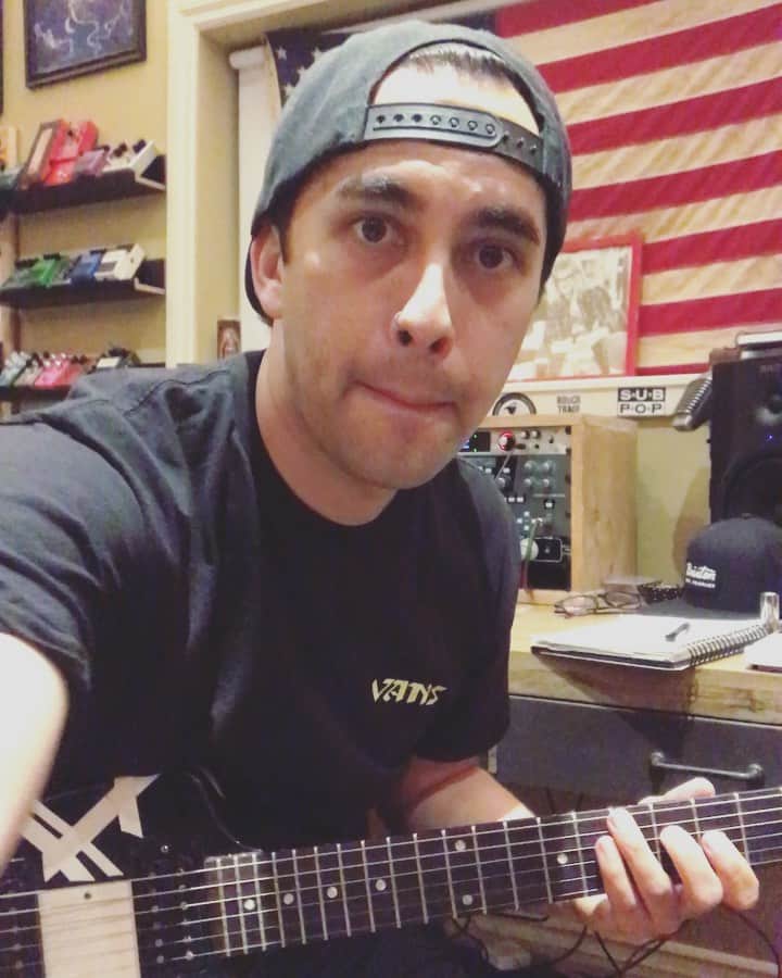 ヴィック・フエンテスのインスタグラム：「Electroharmonix Mel 9 pedal is sending me straight to Transylvania tonight 🧛🏻‍♂️ #DraculaMusical」
