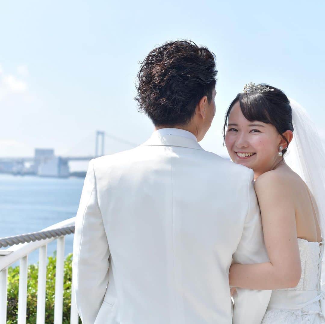 St.AQUA 東京の結婚式場 サンアクアチャペルさんのインスタグラム写真 - (St.AQUA 東京の結婚式場 サンアクアチャペルInstagram)「summer&sea . 夏と海をテーマに。 挙式の前には海辺でロケーション撮影を行いました。 . 素敵な笑顔がとても可愛いです☺️ . . wedding date 2019.8.11 groom&bride H&A hair&makeup @ayumi.hm_aqua  planner Nao Orido . . #サンアクア #サンアクアチャペル #d_wedding #海の近くのウエディング #2019年夏婚 #2019年秋婚 #2019年冬婚 #挙式とお食事会 #船上パーティー #少人数ウエディング #ファミリーウエディング #ウエディングブーケ #会場コーディネート #家族婚 #家族挙式 #マタニティウエディング #パパママ婚  #ブライダルフェア #ウエディングドレス #ドレス試着 #結婚式場探し #式場探し #式場見学  #プレ花嫁 #2人挙式  #船上ウエディング #結婚式準備 #竹芝 #日本中のプレ花嫁さんと繋がりたい」8月12日 13時35分 - staquatakeshiba