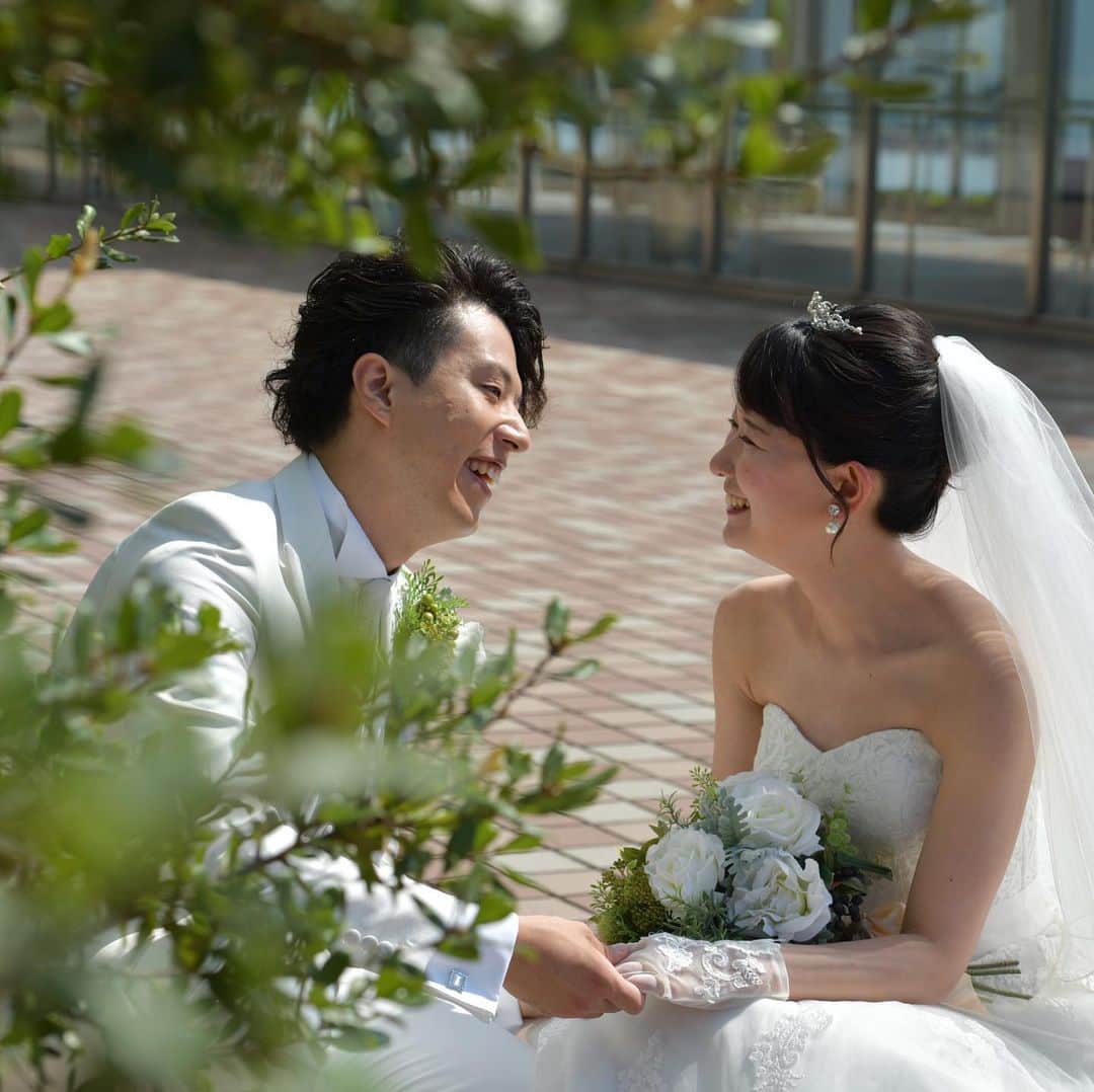 St.AQUA 東京の結婚式場 サンアクアチャペルさんのインスタグラム写真 - (St.AQUA 東京の結婚式場 サンアクアチャペルInstagram)「summer&sea . 夏と海をテーマに。 挙式の前には海辺でロケーション撮影を行いました。 . 素敵な笑顔がとても可愛いです☺️ . . wedding date 2019.8.11 groom&bride H&A hair&makeup @ayumi.hm_aqua  planner Nao Orido . . #サンアクア #サンアクアチャペル #d_wedding #海の近くのウエディング #2019年夏婚 #2019年秋婚 #2019年冬婚 #挙式とお食事会 #船上パーティー #少人数ウエディング #ファミリーウエディング #ウエディングブーケ #会場コーディネート #家族婚 #家族挙式 #マタニティウエディング #パパママ婚  #ブライダルフェア #ウエディングドレス #ドレス試着 #結婚式場探し #式場探し #式場見学  #プレ花嫁 #2人挙式  #船上ウエディング #結婚式準備 #竹芝 #日本中のプレ花嫁さんと繋がりたい」8月12日 13時35分 - staquatakeshiba