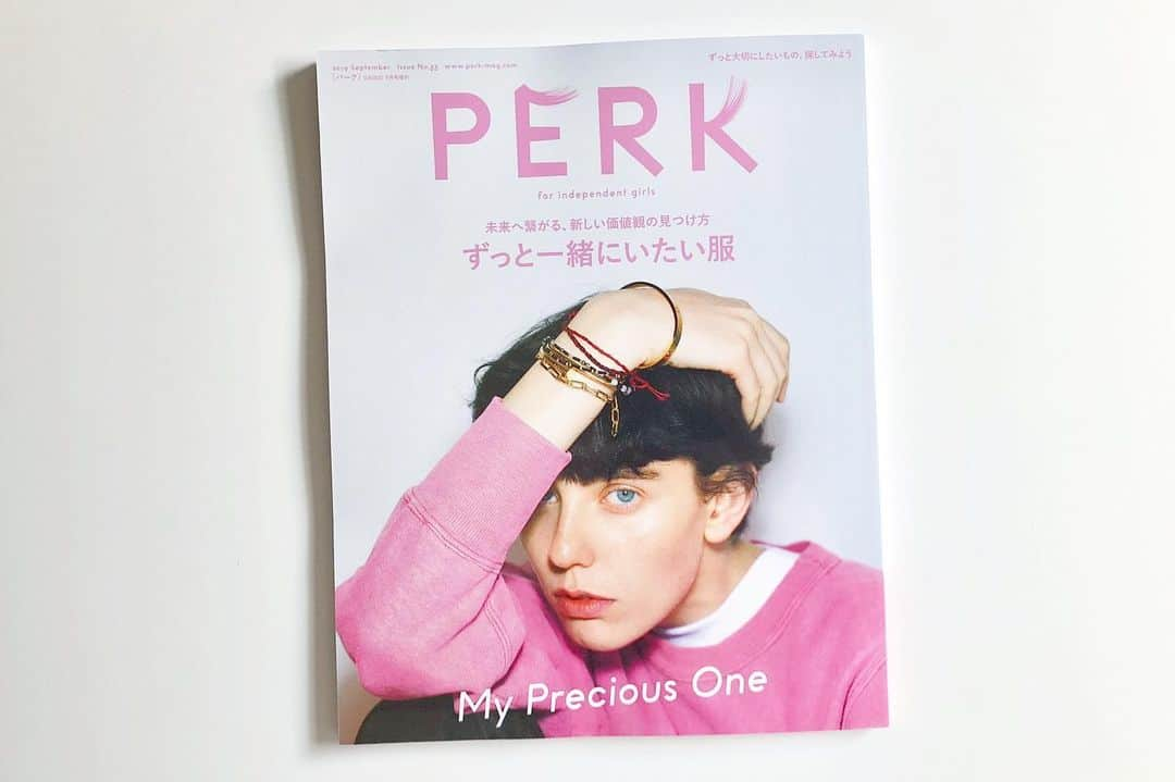 cinecaさんのインスタグラム写真 - (cinecaInstagram)「雑誌PERKでの映画とお菓子の連載、今号は映画『君の名前で僕を呼んで』から“はじめてを飾る”をテーマにさくらんぼのリキュールゼリーを瓶に封じつくりました。 夏の太陽の下揺れる木々がもたれかかる窓辺の木陰に、あの日の汗や涙や甘い記憶を封じそっと誇りを持って飾る。そんなイメージでつくったアートワーク。 夏がくると無性にみたくなるこの映画は“はじめて”の美しさに触れることができる尊い作品のひとつ。  雑誌PERK（8/10発売号）の誌面にてコラムといっしょにご覧ください。☑︎連載「cinecaのおいしい映画」は一番最後のページに掲載です。  写真 鈴木奈保子  #cinecaのおいしい映画 #cineca #cineca連載お知らせ #PERK #cinecaコラム #perkmagazine #810発売 #土谷みお #MioTsuchiya #君の名前で僕を呼んで #callmebyyourname #アートワークー #MioTsuchiyaArtwork #LucaGuadagnino」8月12日 13時40分 - cineca