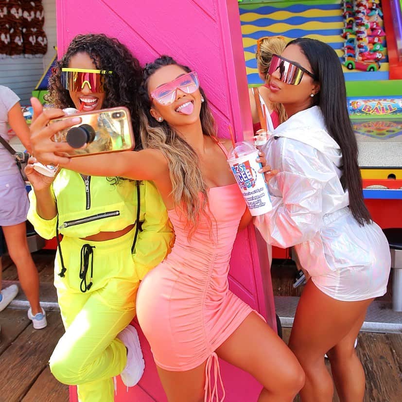リアン Vのインスタグラム：「Me and my girls rockin my NEW @shoplianev “Bestie Collection” Merch! 💕 In exactly ONE week I’m dropping my first ever merch collection at my very own pop-up shop next Sunday August 18th at the Westfield Century City mall!! FOLLOW @shoplianev ⬅️」