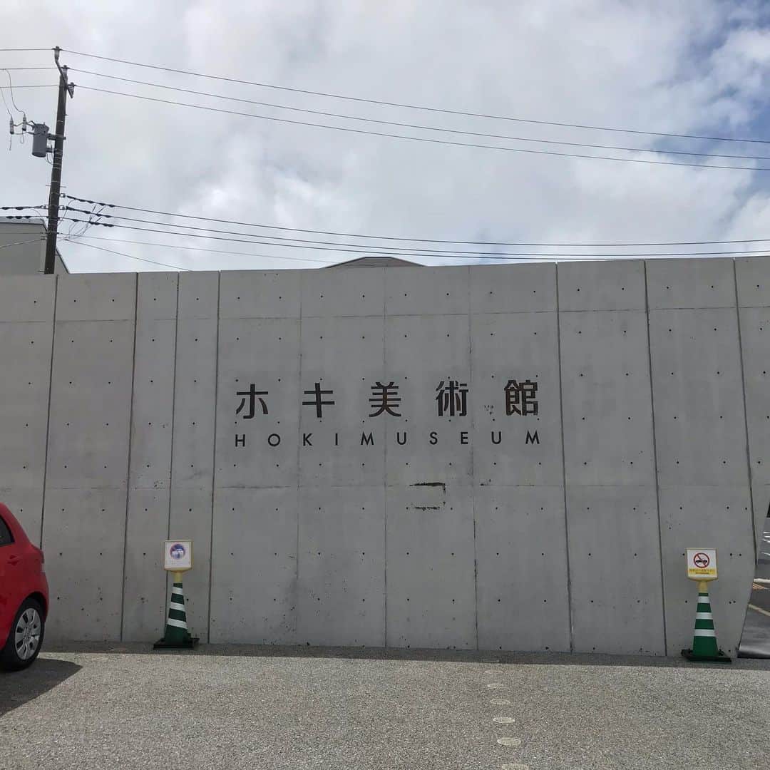 魔女菅原さんのインスタグラム写真 - (魔女菅原Instagram)「ホキ美術館に行ってきました。  建物自体が作品になっていて、ぐるっと一周して撮りました。内部は一切撮影禁止で、記憶に焼きつけて(図録は買いましたが)まいりました。いやー、すごいよかった。よかったしか言いたくないくらいよかった。  #ホキ美術館 #写実絵画 #美術館好きな人と繋がりたい  #魔女菅原」8月12日 13時43分 - hatsuyosugawara