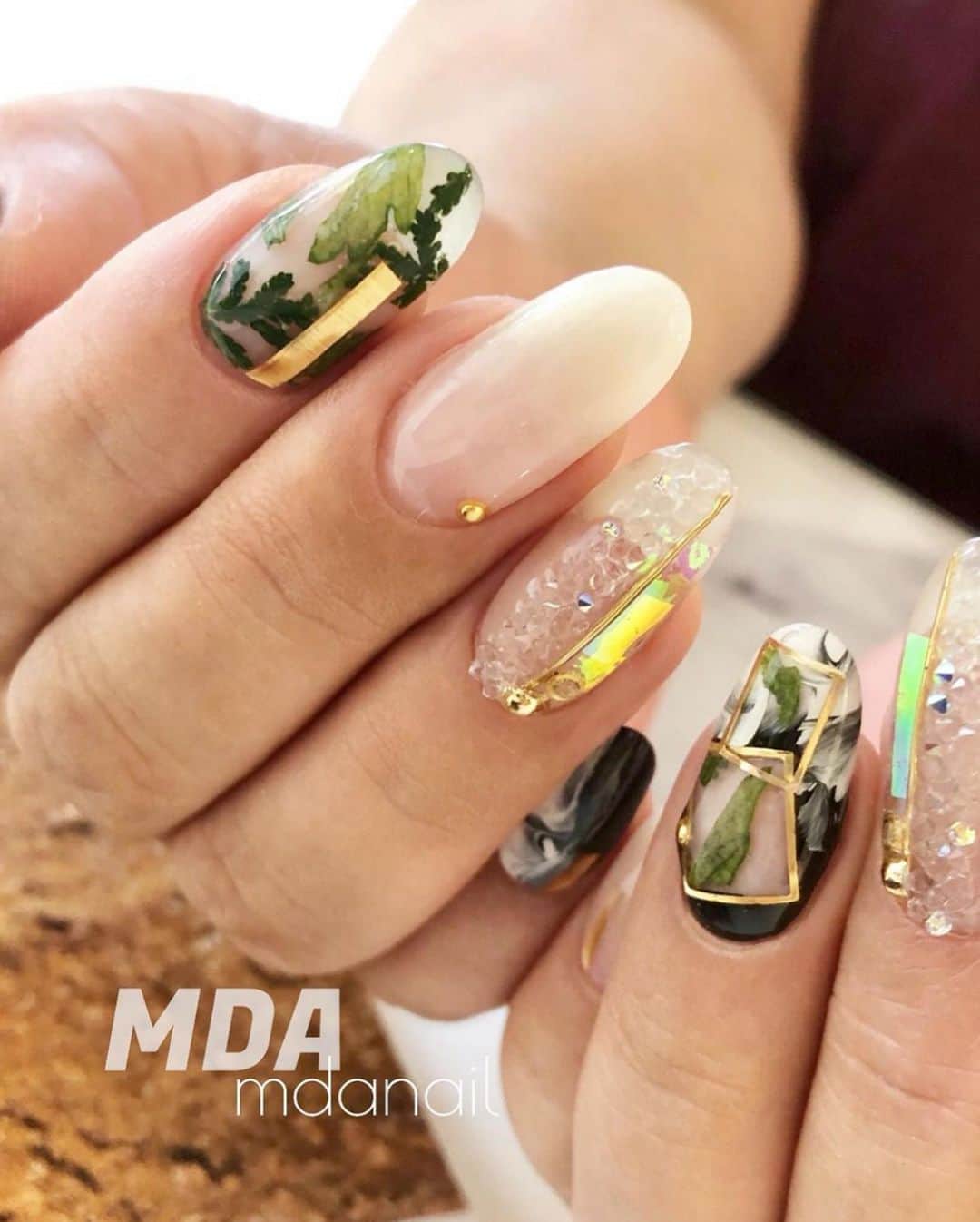 Mayu Ogawaさんのインスタグラム写真 - (Mayu OgawaInstagram)「スクエアフォーカス × ボタニカル🌿﻿ ﻿ フレーム パーツをアクセントに、﻿ 夏らしいグリーンで大人のボタニカル🌿﻿ ﻿ 大人気のクリスタルウルトラファインロックもやっぱりオーダーいただきました💘﻿ ﻿ ファインロックは各カラー沢山入荷しましたのでどんどんオーダーください♪﻿ スタッフでもご予約お伺い可能です❣️﻿ @mdanail_ai ﻿ ↑↑﻿ ホームページ/ご予約フォームより﻿ ○スタイリストにチェックマークして送信下さい☺️﻿ ﻿ ■スクエア フォーカス フレームパーツ﻿ @bonnail_insta より発売中！﻿ 🏳️‍🌈 パーツのレッスン動画 がボンネイルオンラインにて公開中です。﻿ (どなた様でも再生可能です)﻿ ﻿ trina メンバーさま限定で下地のデザインからのフルバージョンも配信しております。﻿ ぜひメンバー登録してご視聴ください😉❤️﻿ ﻿ #スクエアフォーカス #フレームパーツ #フレームネイル﻿ #クリスタルウルトラファインロック #ウルトラファインロック﻿ #スワロフスキー #キラキラネイル #ビジューネイル ﻿ #bonnail #trina #swarovski ﻿ #mdanail #mdamayu﻿ #ネイルサロン銀座 #可愛いネイル #定額ネイルプラン  #スタッフご予約受付中」8月12日 13時43分 - m_d_a