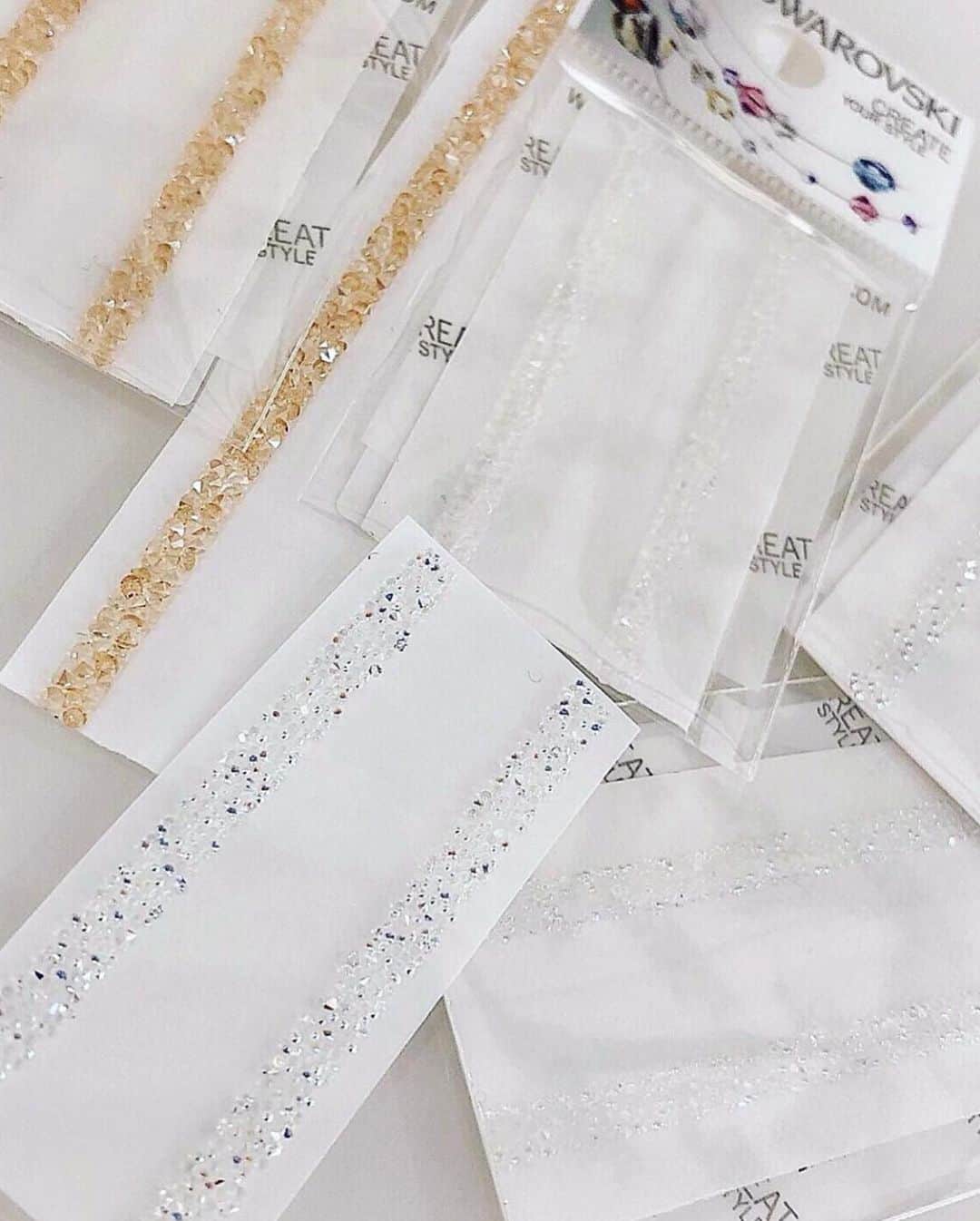 Mayu Ogawaさんのインスタグラム写真 - (Mayu OgawaInstagram)「スクエアフォーカス × ボタニカル🌿﻿ ﻿ フレーム パーツをアクセントに、﻿ 夏らしいグリーンで大人のボタニカル🌿﻿ ﻿ 大人気のクリスタルウルトラファインロックもやっぱりオーダーいただきました💘﻿ ﻿ ファインロックは各カラー沢山入荷しましたのでどんどんオーダーください♪﻿ スタッフでもご予約お伺い可能です❣️﻿ @mdanail_ai ﻿ ↑↑﻿ ホームページ/ご予約フォームより﻿ ○スタイリストにチェックマークして送信下さい☺️﻿ ﻿ ■スクエア フォーカス フレームパーツ﻿ @bonnail_insta より発売中！﻿ 🏳️‍🌈 パーツのレッスン動画 がボンネイルオンラインにて公開中です。﻿ (どなた様でも再生可能です)﻿ ﻿ trina メンバーさま限定で下地のデザインからのフルバージョンも配信しております。﻿ ぜひメンバー登録してご視聴ください😉❤️﻿ ﻿ #スクエアフォーカス #フレームパーツ #フレームネイル﻿ #クリスタルウルトラファインロック #ウルトラファインロック﻿ #スワロフスキー #キラキラネイル #ビジューネイル ﻿ #bonnail #trina #swarovski ﻿ #mdanail #mdamayu﻿ #ネイルサロン銀座 #可愛いネイル #定額ネイルプラン  #スタッフご予約受付中」8月12日 13時43分 - m_d_a