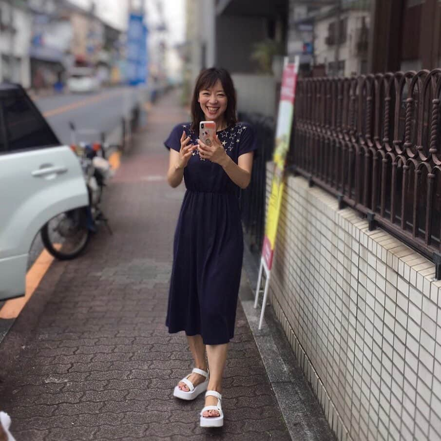 福田麻衣さんのインスタグラム写真 - (福田麻衣Instagram)「休日の朝、Ｔシャツ短パン自転車というラフな出で立ちで現れたマネージャーさんとただただ写真を撮り合って笑う一枚。平和です。」8月12日 13時57分 - mai2my2