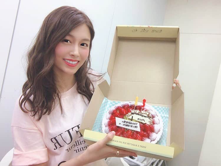 麻衣愛のインスタグラム：「ファンの人から貰ったケーキ🧁💕イチゴとカスタードクリームが美味しかった😋🙌ご馳走様でした!! このTシャツはあーちゃんが誕プレでくれたよ💛貰ってその場で着たくらい、触り心地が気持ちよすぎなの☺️💕ありがと!! #生誕祭 #生誕祭2019 #お誕生日ケーキ #いちご好き🍓 #メゾンドリーファー #tシャツ #愛用者 #誕プレ #ありがとう」
