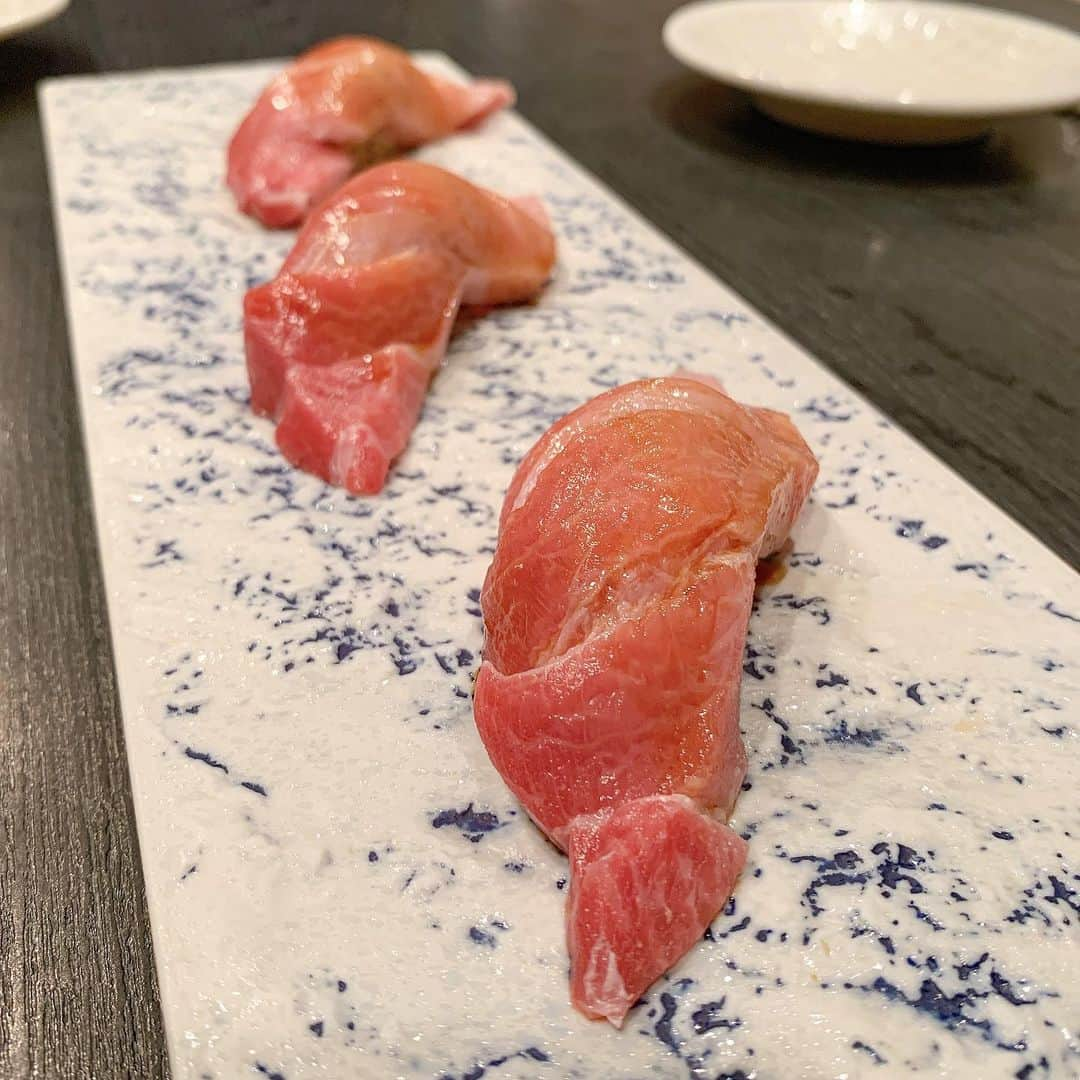 吉川ちかさんのインスタグラム写真 - (吉川ちかInstagram)「福岡から来てる親友と 築地観光してきた🐟💓 . 築地にある築地青空三代目って言う お寿司屋さんで寿司ランチ🍣💕 めちゃくちゃ豪華すぎた🥺 . 食べ歩きで一本5000円の 和牛串食べたけどうますぎた😂💓笑 . 豪華築地ツアー楽しかった！ . #築地#築地青空三代目#寿司#sushi #寿司ランチ #豪華ランチ#食べ歩き#観光#楽しかった#幸せ」8月12日 14時03分 - yoshikawachika_1116