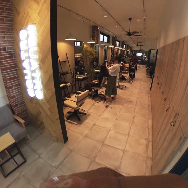 長津 健一郎のインスタグラム：「QUATRO水戸店でサロンワーク #theta #thetaのある生活  #quatrochiba #サロモ  #メイク #美容 #ヘアスタイリスト  #ひたちなか #コーディネート#コーデ #quatro  #hairstyle  #hairstyles  #hairstylist  #ヘアサロン#ファッション#千葉中央 #撮影会 #撮影 #モデル #撮影モデル募集 #サロン #水戸 #instagood #photooftheday #love #followme」