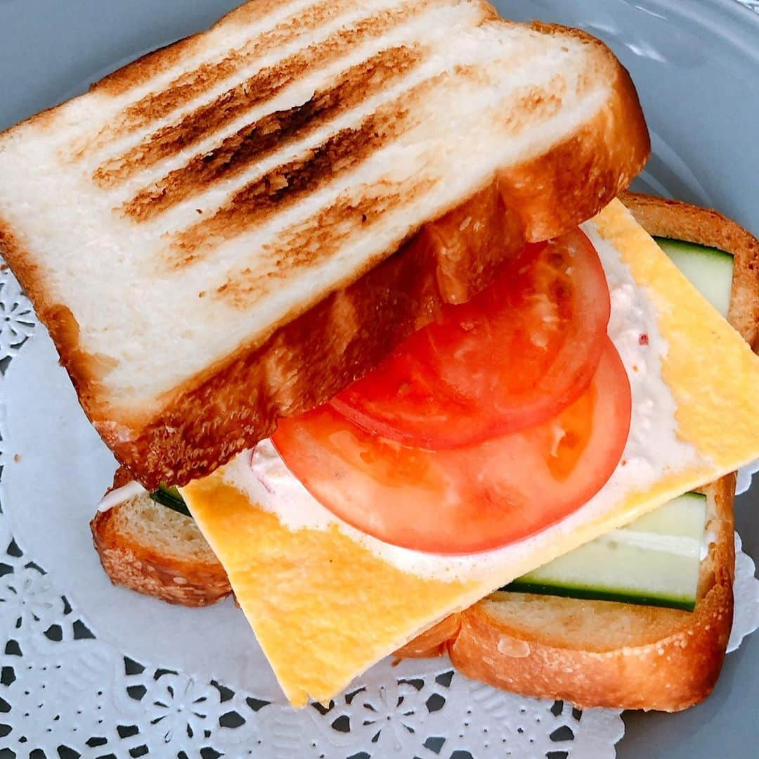 渡辺美奈代さんのインスタグラム写真 - (渡辺美奈代Instagram)「サンドイッチランチ🥪  冷やし中華予定からサンドイッチへ  次男くんお友達とごはん食べて帰るねぇ、、、と そんな日も多くなる我が家😁  #部活帰り #予定変更 #ランチ #夏休みランチ #矢島名月」8月12日 14時07分 - watanabe_minayo