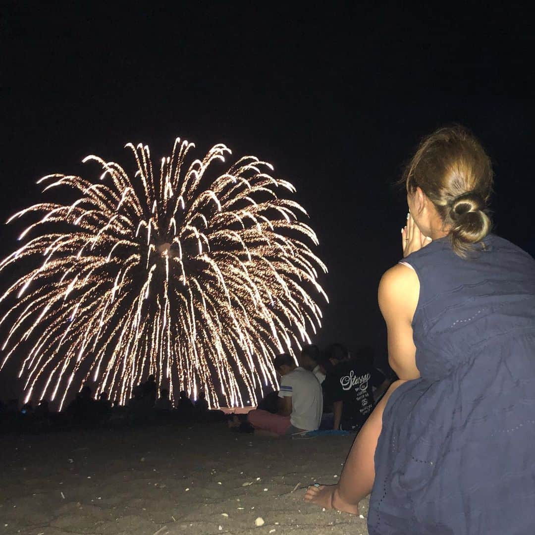 宮川杏奈さんのインスタグラム写真 - (宮川杏奈Instagram)「昨晩は地元の花火大会🎆💕 . 旦那氏と2人で涼しい浜辺でゴロゴロしながら 見る花火は最高でした‼️ . 田舎ならではのまったりした時間でした🥰 . #夏の思い出 #花火 #花火大会 #浜辺 #海 #私の夏休み #なとぅ #田舎」8月12日 14時20分 - an1221na