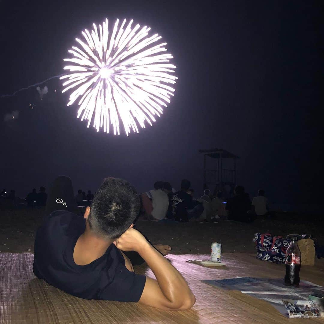 宮川杏奈さんのインスタグラム写真 - (宮川杏奈Instagram)「昨晩は地元の花火大会🎆💕 . 旦那氏と2人で涼しい浜辺でゴロゴロしながら 見る花火は最高でした‼️ . 田舎ならではのまったりした時間でした🥰 . #夏の思い出 #花火 #花火大会 #浜辺 #海 #私の夏休み #なとぅ #田舎」8月12日 14時20分 - an1221na