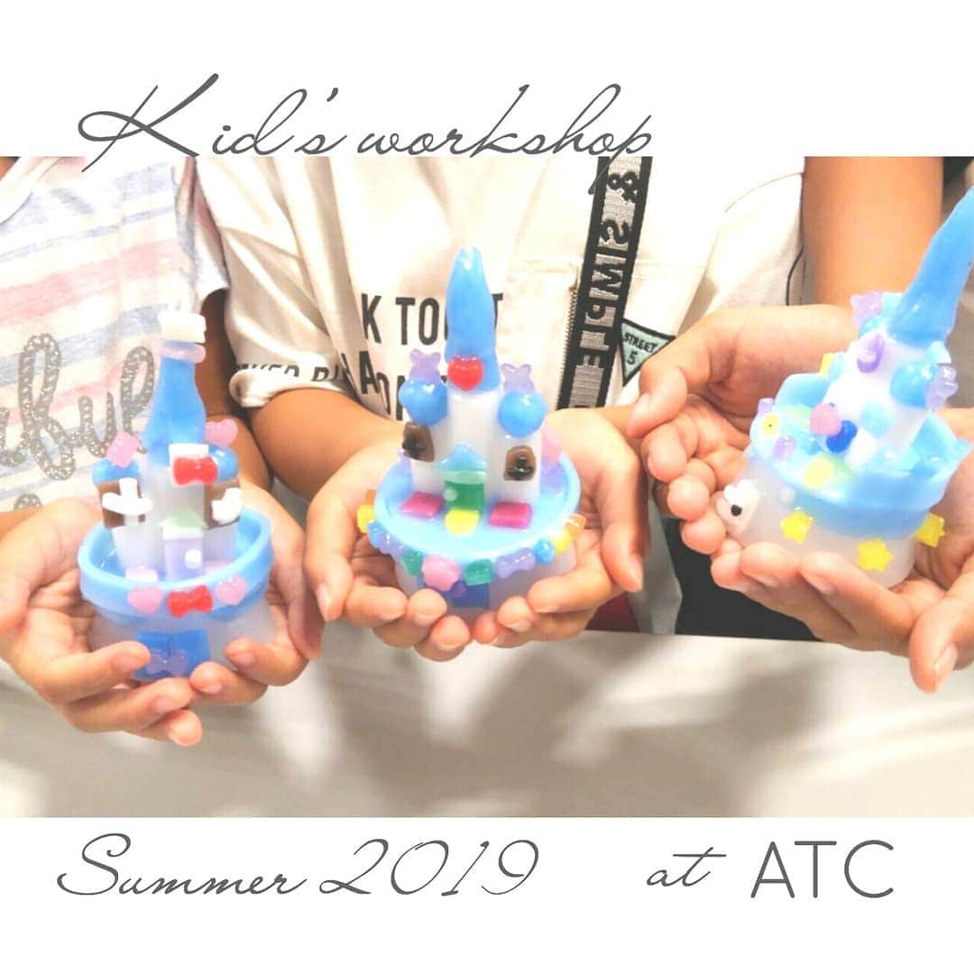 のインスタグラム：「思い思いの 個性的なお城キャンドルが 出来上がりました💞  @atc_ihpc  幼稚園児の4才～の子達は、 ママやパパと一緒に制作、  小学生の6才～は 一人で頑張って作ったり、 友達と一緒に相談しあったり、 ママやパパと一緒にゴージャスなの作ったり。 … 「夏休みの自由研究に出すんです😄」 「前のおうちキャンドルが楽しかったから来ました！」 「お城に雪を降らしました～」 …  お話しながらの制作、 私もとても楽しい時間を 過ごさせて頂きました💞  自由に作れるものづくり、 好きだなぁ💞  @nishinodasaronmay1ちゃんに アシスタント来てもらいました！ ………………………………………………………………………………………… ⭐Work shop お知らせ ⏺️8月24日（土）「星座キャンドルづくり」 ノースオブジェクト　ららぽーと甲子園 ………………………………………………………………………………………… 購入、販売&委託販売及び ワークショップ（9月以降） ご依頼などお問い合わせは、 DM もしくは slowel.candle@gmail.com  までご連絡ください。  #candle #candleartist #キャンドル #slowel #スローエル#お城 #お城キャンドル #ワークショップ大阪 #子供 #キッズワークショップ#jcaキャンスタ #ハンドメイド #ハンドメイドキャンドル #handmade #大阪#関西#ATC #夏休み #夏休み工作 #ihpc#輸入住宅促進センター」
