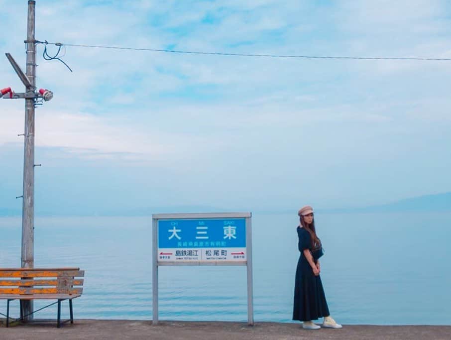 NOHANAのインスタグラム：「皆様、 暑い暑い夏どうお過ごしですか？🌻🎐🍧 地元に帰ってると見せかけ、 いつの日か地元に帰った時の写真を。笑 地元のとある無人駅がインスタ映えスポットになってるらしい😳🤣 ・ #長崎 #島原 #島原鉄道 #大三東駅 #無人駅 #日本で一番海に近い駅 #幸せの黄色いハンカチ #地元  #ICカード使えません」