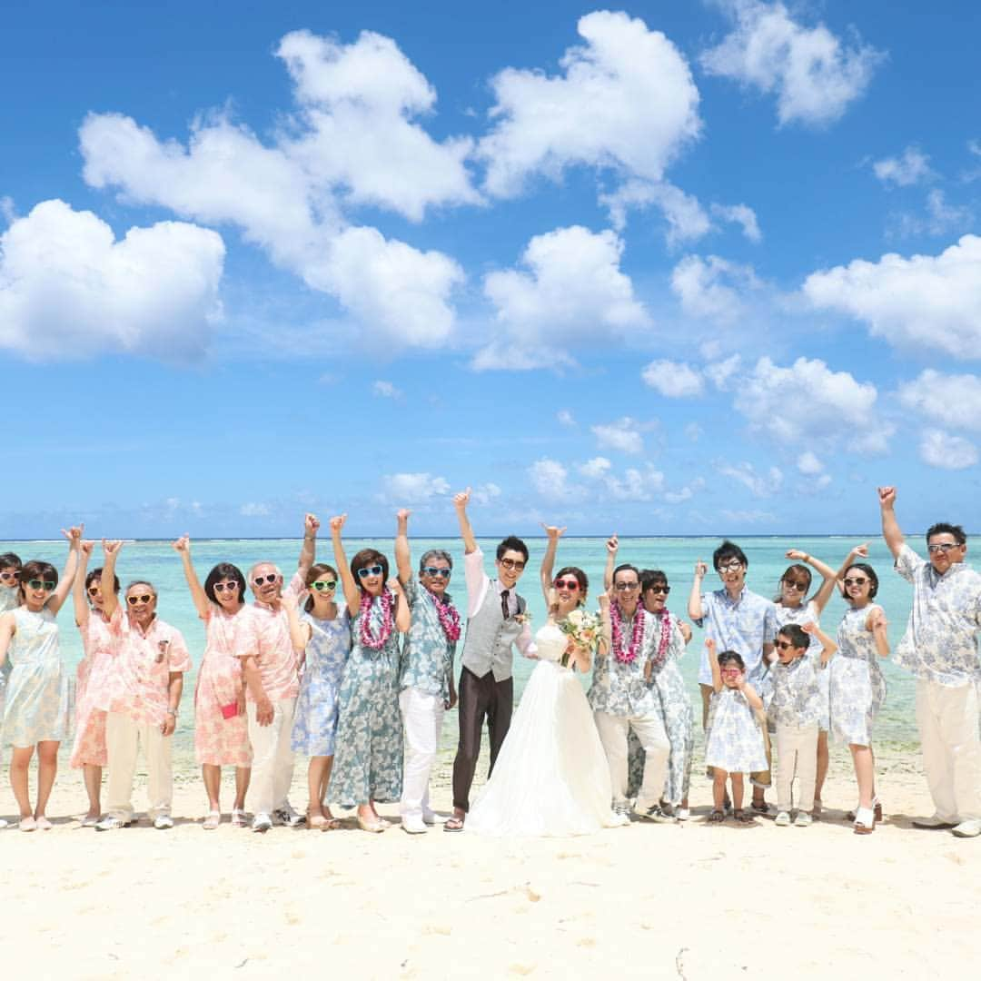 Watabe Weddingさんのインスタグラム写真 - (Watabe WeddingInstagram)「ハッファディ!! たくさんの家族に祝福してもらった後はみんなでビーチで撮影を楽しもう！ サングラスは撮影マストアイテムですよ！🕶 #テキエロ#ビーチ撮影#2019夏婚#2019秋婚#令和婚#いんすたばえ#海外挙式 #日本中の花嫁さんと繋がりたい #ワタベウェディング#リゾートウェディング#集合写真 #ハナコレ#ファインダー越しの幸せな私#ルースデアモール#花嫁diy#グアム挙式#フォトジェニッ#tequiero#instapic #watabewedding#guam#guamwedding#photooftheday#beachwedding#luzdeamor#travelgram#instagood#l4l#f4f」8月12日 14時18分 - watabeguam