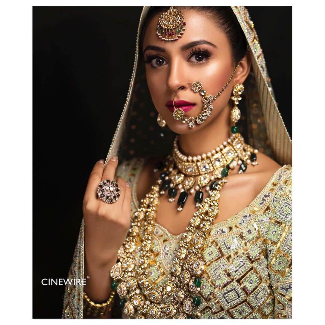Indianstreetfashionさんのインスタグラム写真 - (IndianstreetfashionInstagram)「Celebrity makeup artist Namrita Soni is advocating for minimlaistic bridal looks and we are so on board 💕 #indianstreetfashion @indianstreetfashion #indianwedding  #wedding #weddingsofinstagram #instawedding  #indianwedding #bridesofindia #bridesofinstagram #indianbridaloutfit #weddinglook  #bridallook #bridestyle #weddingtrend #trend #bridaljewelry #jewellery #weddinginspo #weddingplanner #weddingblogger #destinationwedding #bridalmakeup  #bridaljewellery #couture #weddingjewellery #weddingshopping #weddingseason @namratasoni @cinewireweddings」8月12日 14時28分 - indianstreetfashion