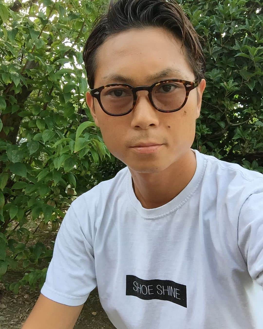 のインスタグラム：「SHOESHINE T-shirt. この夏めちゃくちゃ着まくってます。フルーツオブザルームのEU規格は着倒すとザラッとしてムチっとした感じでめっちゃ好みの着心地です！もしお持ちの方は着まくって下さい❗️ #shoeshine #brifth #非売品 #靴磨き #靴もTシャツもエイジング #いつかどこかの国の古着屋で売っていたら嬉しい」