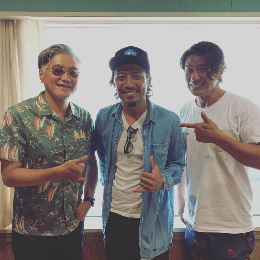 光永亮太さんのインスタグラム写真 - (光永亮太Instagram)「‪KO-ICHIROアニキ、TAKEアニキがいると知りながらご挨拶にいかない訳には！と伺ったものの、ナンパされて一緒にドライブしちゃいました！笑‬ ‪皆さんも引き続き番組楽しんで下さいっ！‬ ‪#bayfm‬ ‪#r78‬ ‪#skooponsomebody‬ ‪#兄貴分‬ ‪#長いお付き合い‬ ‪#サプライズ‬ #生放送に乱入 #ありがとうございます #TAKEさん #1日早いですが #50歳の誕生日おめでとうございます」8月12日 14時24分 - mitsunagaryota