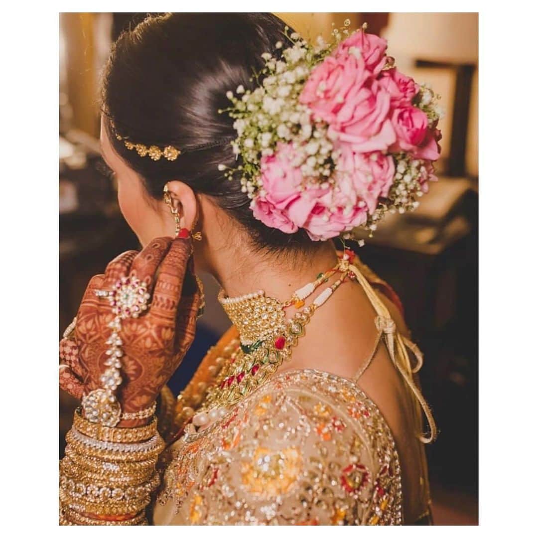 Indianstreetfashionさんのインスタグラム写真 - (IndianstreetfashionInstagram)「What we like to call the “Nushka affect” 💕 #indianstreetfashion @indianstreetfashion #indianwedding  #wedding #weddingsofinstagram #instawedding  #indianwedding #bridesofindia #bridesofinstagram #indianbridaloutfit #weddinglook  #bridallook #bridestyle #weddingtrend #trend #bridaljewelry #jewellery #weddinginspo #weddingplanner #weddingblogger #destinationwedding #bridaljewellery #couture #weddingjewellery #weddingshopping #weddingseason #hairinspo #gajra」8月12日 14時25分 - indianstreetfashion