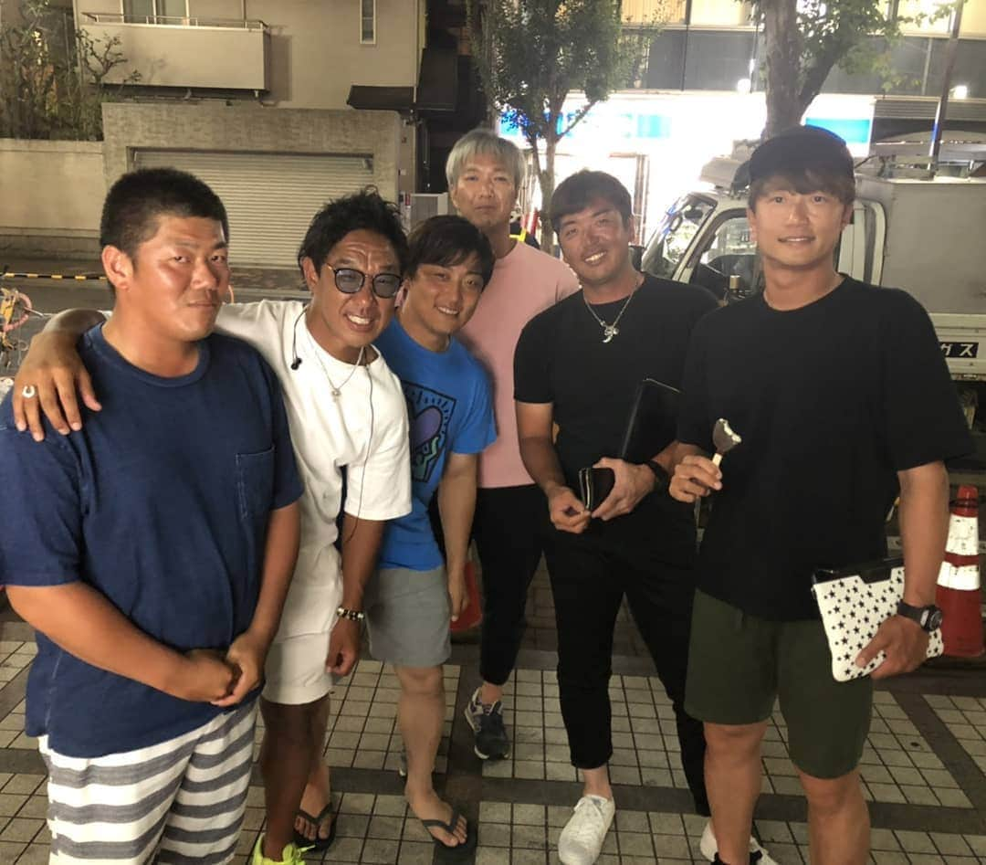 高橋聡文のインスタグラム：「ちょっと前に同級生達とご飯に行きました⚾️相変わらずの面白さでした🤣  #中日ドラゴンズ#前田章宏 #オギさん こと#佐藤亮太 #甲子園 朝から#高校野球 ずっと見てる #八木智哉 スカウト& #清水昭信 スカウト #阪神タイガース#パルム 食べてる#新井良太 #格好ラフすぎ #高橋聡文  ６人座ると恥ずかしいくらい密着しまくりだったので、個室空き次第席移動しました🤭」