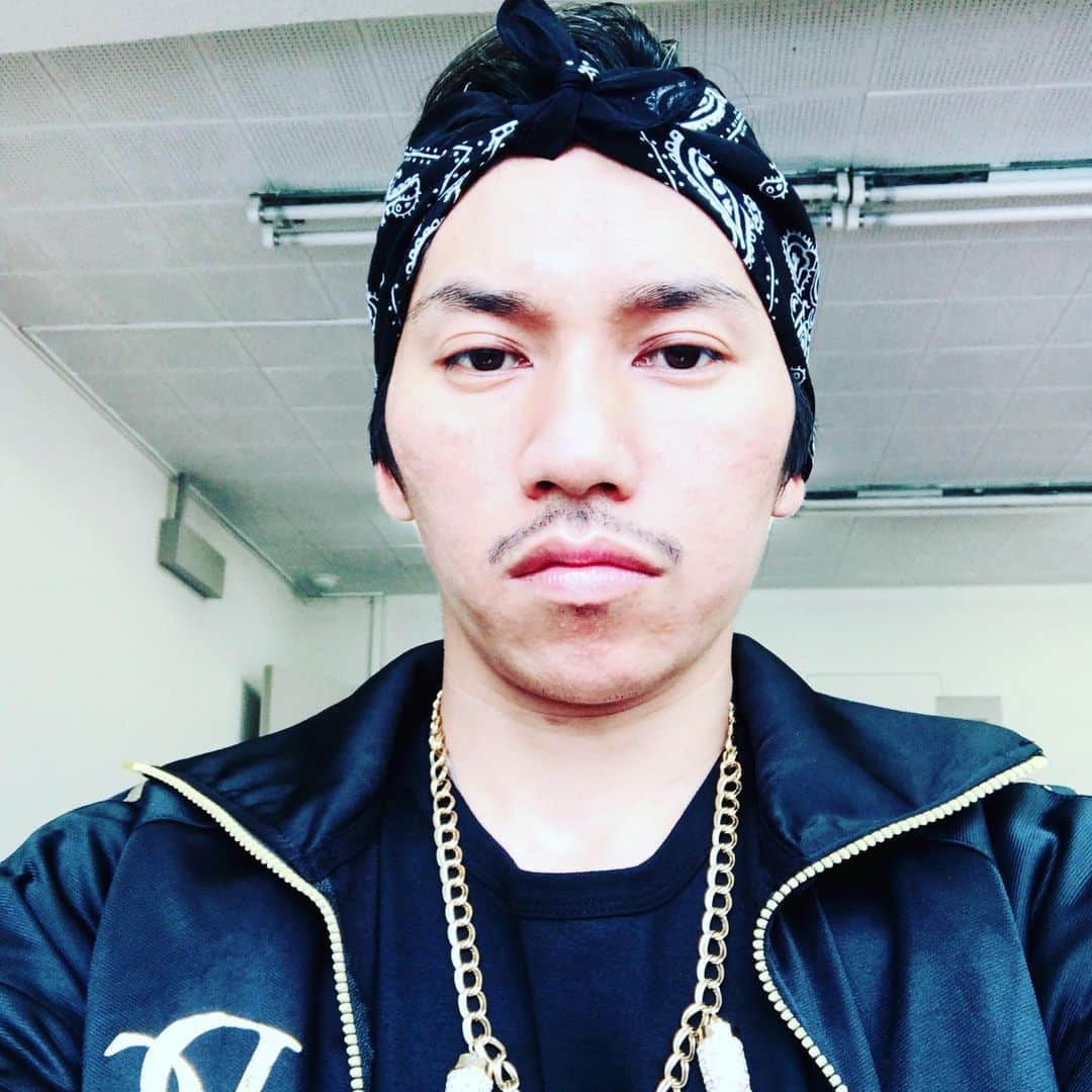 山本佳志のインスタグラム：「ボイス5話観て頂いてありがとうございました！！ 反響が大きく、こういう作品に関われて本当に感謝です！  そして！ 警察官の次はこんな悪そうなやつ。笑 BSテレ東 土曜ドラマ9 「W県警の悲劇」第4話 8/17 21:00〜 出演させて頂いております！  ボイスとは180度違う役所(写真の通り) を演じておりますので、是非観て下さい！！ 2枚の写真のうちどちらかの格好で登場しております😎🤙 #テレ東 #土曜ドラマ9 #W県警の悲劇 #俳優 #役者 #山本佳志 #actor #KeishiYamamoto」