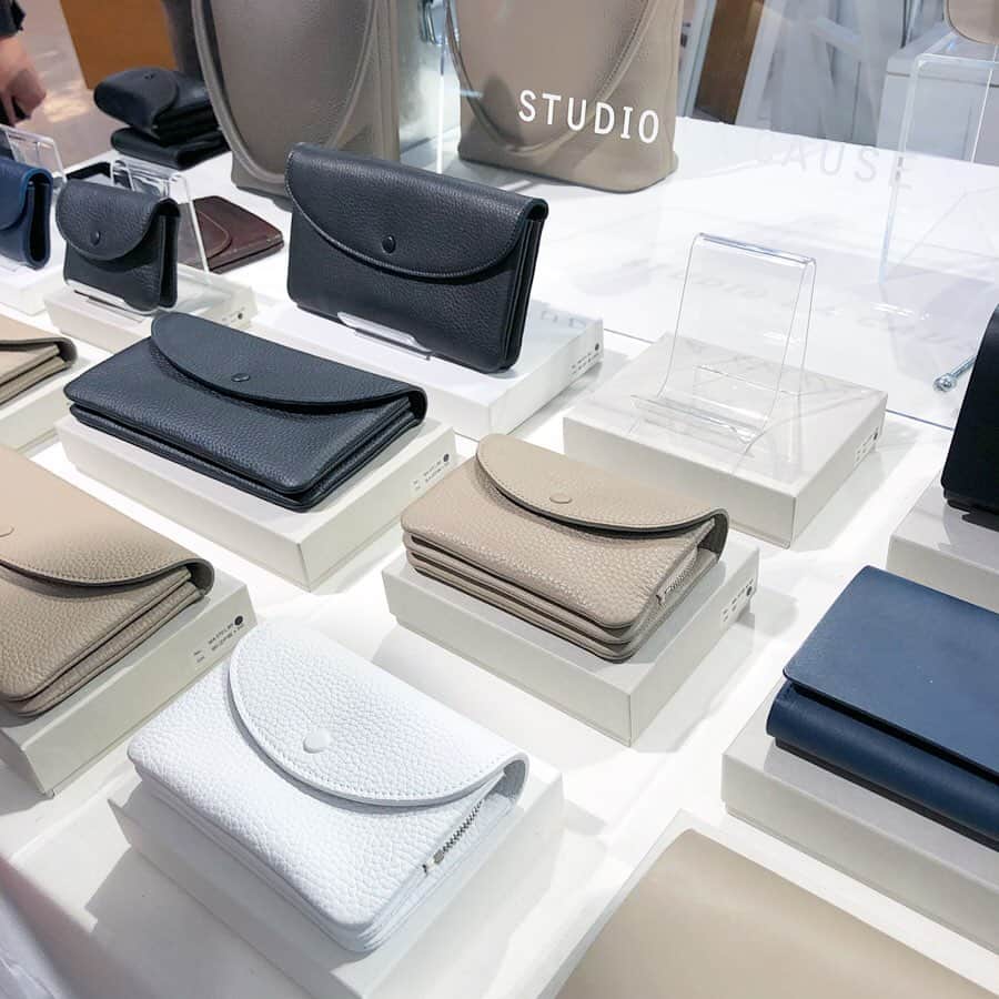 のインスタグラム：「【LIMITED SHOP】STUDIO LA CAUSE(スタジオラコーズ)は名古屋市名東区にあるお店を併設した革小物工房。 . イタリア産の上質な革を主に、国内外より厳選して仕入れた革を使用し、デザインから裁断、縫製と全ての工程を手作業にて行っております。 .  天然の革素材の豊かな風合いを大事にしたシンプルなデザインを展開。 . 飽きのこないデザインのお財布やバッグをお探しの方、おすすめです！ 明後日8/14(水)まで。 . . 期間：8/1(木)〜8/14(水) 会場：西館1F 特設会場 . . . #studiolacause #スタジオラコーズ #ハンドメイド #leather #財布 #bag #シンプル #simple #名古屋パルコ #名古屋PARCO #nagoyaparco #名古屋 #nagoya #栄 #矢場町」