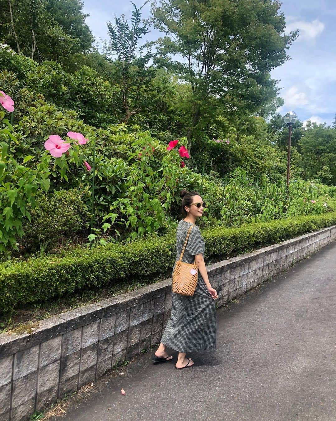 近藤千尋のインスタグラム：「昨日から両親と十愛と 湯原温泉へ宿泊しました♨️💓 お盆はいつも実家でまったりなので 計画してよかった〜🌻✨✨ 蒜山高原のジョイフルパーク行って遊んで 娘も大満足のご様子😘 このワンピースは母が作って 昔着てたんだって❤️もーらいっ😗笑」