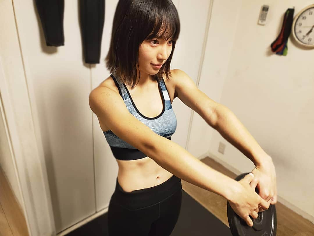 保坂玲奈さんのインスタグラム写真 - (保坂玲奈Instagram)「💪 . 夏バテがまだ来ず 寧ろ生理前で苦手なはずの油物も 沢山食べてる🤫 . でもま〜トレーニングは ちゃんと継続してるしいっか🤭 . みんなは夏バテ大丈夫かな☀︎？ . . . #ゴリトレ #リモトレ #ワークアウト #Workout  #ワークアウト女子  #トレーニング #トレーニー女子 #パーソナルトレーニング #遠隔型パーソナルトレーニング」8月12日 14時38分 - __renao_0707