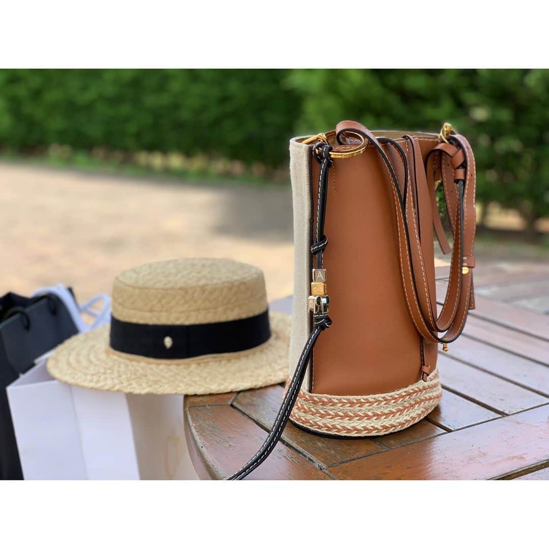 liiiiche23のインスタグラム：「・ ・ iPhone xsに変えました📱 ポートレートが使いたくて🤩✨ 先日LOEWEでgetした便利な小物… 持ち手の部分にリングを通したら ショルダー➡︎ハンドバッグにできる優れもの💓 このバッグ…可愛いのだけど、 肩からかける持ち方しかできなくて 短く持ちたいなー。と思って スタッフさんに相談したら、この便利なリングを教えて頂きました👀✨ 最近はずっとこの持ち方してます👜 そしてそのリングにダイスチャームをつけてます😍🖤 ・ ・ #fashion #instafashion #instalook #instagood #loewe #loewebag #ロエベ #helenkaminski #ヘレンカミンスキー #hat #むぎわら帽子 #ポートレート #noel_media」