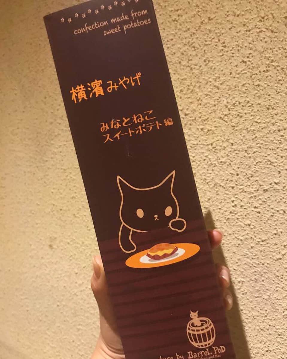 のインスタグラム：「. こんにちは！47発信プロジェクトです！本日は長澤彩子アナウンサーが『これがあったか！横浜土産』をお届けします！ . 横浜というと皆さん何を想像しますか？みなとみらいに中華街などなど……様々なイメージがあると思います。 . でも意外と悩むのがお土産！有名な鳩のお菓子は鎌倉ですし、種類が沢山あるのでいつも何にしようか迷います。そんな時、横浜野毛のバー「BarreL PoD」で出会った「みなとねこスイートポテト編」バーのカクテルメニューから派生して誕生したスイーツです・・・・・・ . 続きはトップページのリンクから、『47発信プロジェクト』ページへ！ . #47発信プロジェクト #アナウンサー #フリーアナウンサー #女子アナ #女子アナ47 #地方創生 #地方創生アナウンサー #マッチングサイト #マッチングサービス #47project  #japanese #announcer #団体 #47都道府県 #長澤彩子 #神奈川 #横浜 #横浜土産 #みなとねこスイートポテト」