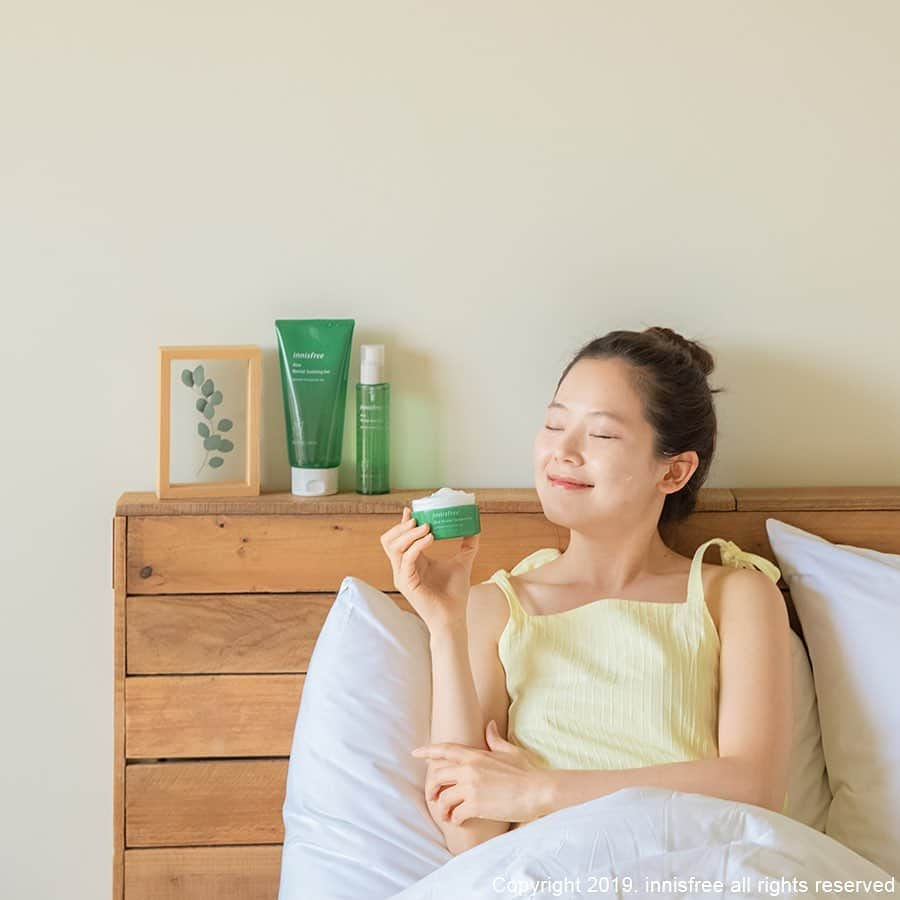 innisfree official (이니스프리) さんのインスタグラム写真 - (innisfree official (이니스프리) Instagram)「inni's summer survival tip 2. Enjoy a cool breeze in a cool room and cool the skin with #aloe ! Let's do it 👋 ⠀ 이니의 여름나기 2. 시원한 방에서, 시원한 바람 맞으며 #알로에 로 피부도 쿨링! 같이 해봐요 👋」8月12日 15時01分 - innisfreeofficial