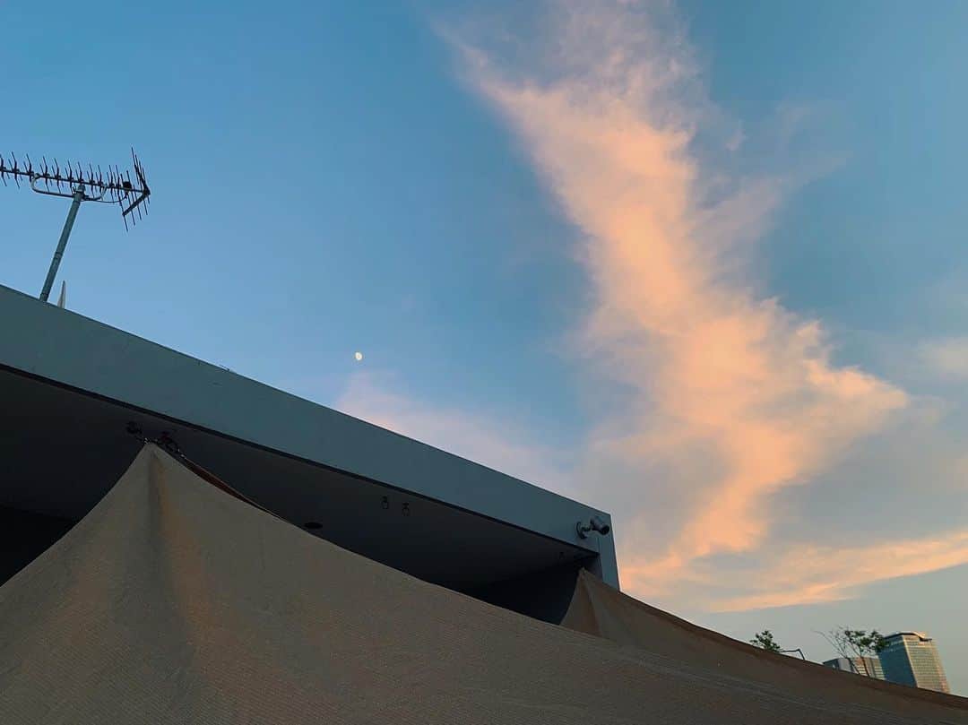 山本 絵里加さんのインスタグラム写真 - (山本 絵里加Instagram)「_ 夏の空はいっぱい撮りたくなります📸 屋上から今年初花火観ました❤︎」8月12日 20時35分 - ___erika___y