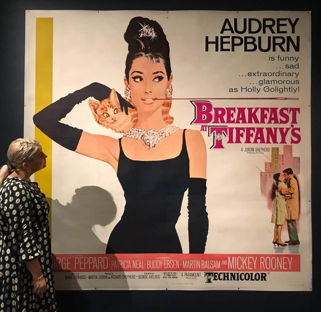 サザビーズさんのインスタグラム写真 - (サザビーズInstagram)「Larger than life 🎬🎞📸 - This large-scale US billboard poster features Audrey Hepburn in her most famous role - the eccentric New York society girl Holly Golightly. A timeless American romcom, ‘Breakfast at Tiffany’s’ was first released in 1961 after Truman Capote’s novella of the same name. The original film poster, by Robert McGinnis, is now on view in our London galleries ahead of the online auction beginning 23 August. - #SothebysFilmPosters #OriginalFilmPosters #Hollywood #FilmHistory #BreakfastatTiffanys」8月12日 20時29分 - sothebys