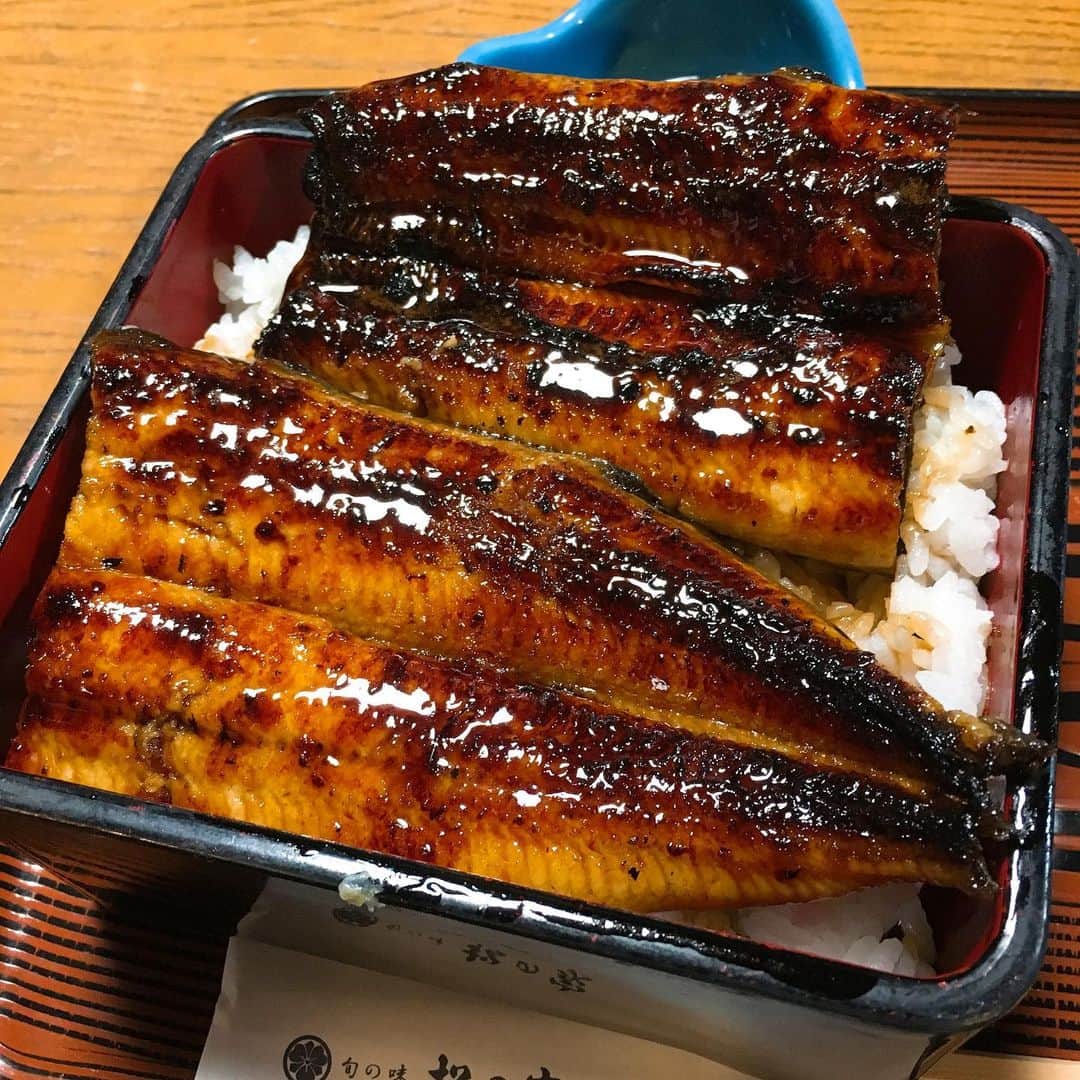のインスタグラム：「うなぎ🤣 #念願の #うなぎ #うな重 #最高 #3150 #静岡 #浜松 #浜名湖 #明日は浜松でロックフェス」
