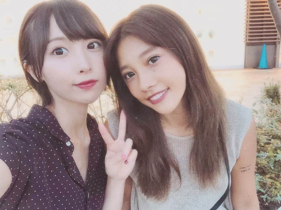 馬詰まほさんのインスタグラム写真 - (馬詰まほInstagram)「day🌈 . 先日、美肌と小顔効果があるAスレッドを 受けてきたよ〜✌︎✌︎ 周りみんなしてて気になってたの☺︎ . 地元の友達にも、仕事関係の友達にも勧められててその理由がやっとわかった☺️ . ２枚目の行きと帰りのbefore / afterみてね🧡 肌もとっても綺麗になった✌︎✌︎ 帰り道、友達に電話してすーぐ勧めたよ!!!笑 . そんな相談もしてた @smd_rn321 と ほんまいつも可愛いレナ🥰 わざわざ会いに来てくれた 存在に感謝、ありがとうね、らぶ💋 . #aスレッド #小顔aスレッド #aclinic #aclinic横浜 #aクリニック #エークリニック #美容 #小顔 #美肌#リフトアップ #美容外科 #美容皮膚科 #美容クリニック #柴田貴志」8月12日 20時33分 - mahorin.1993